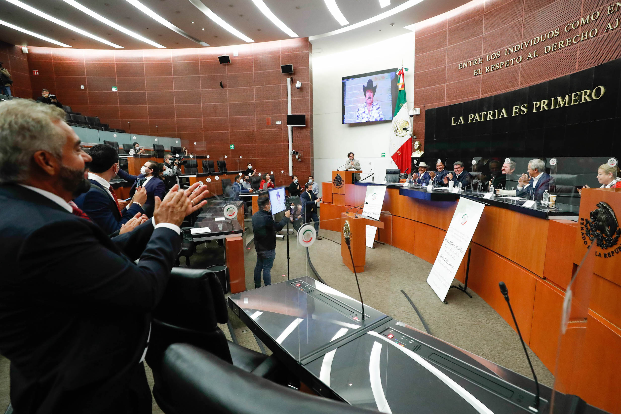Reconocimiento Eliseo Robles y Lalo Mora-