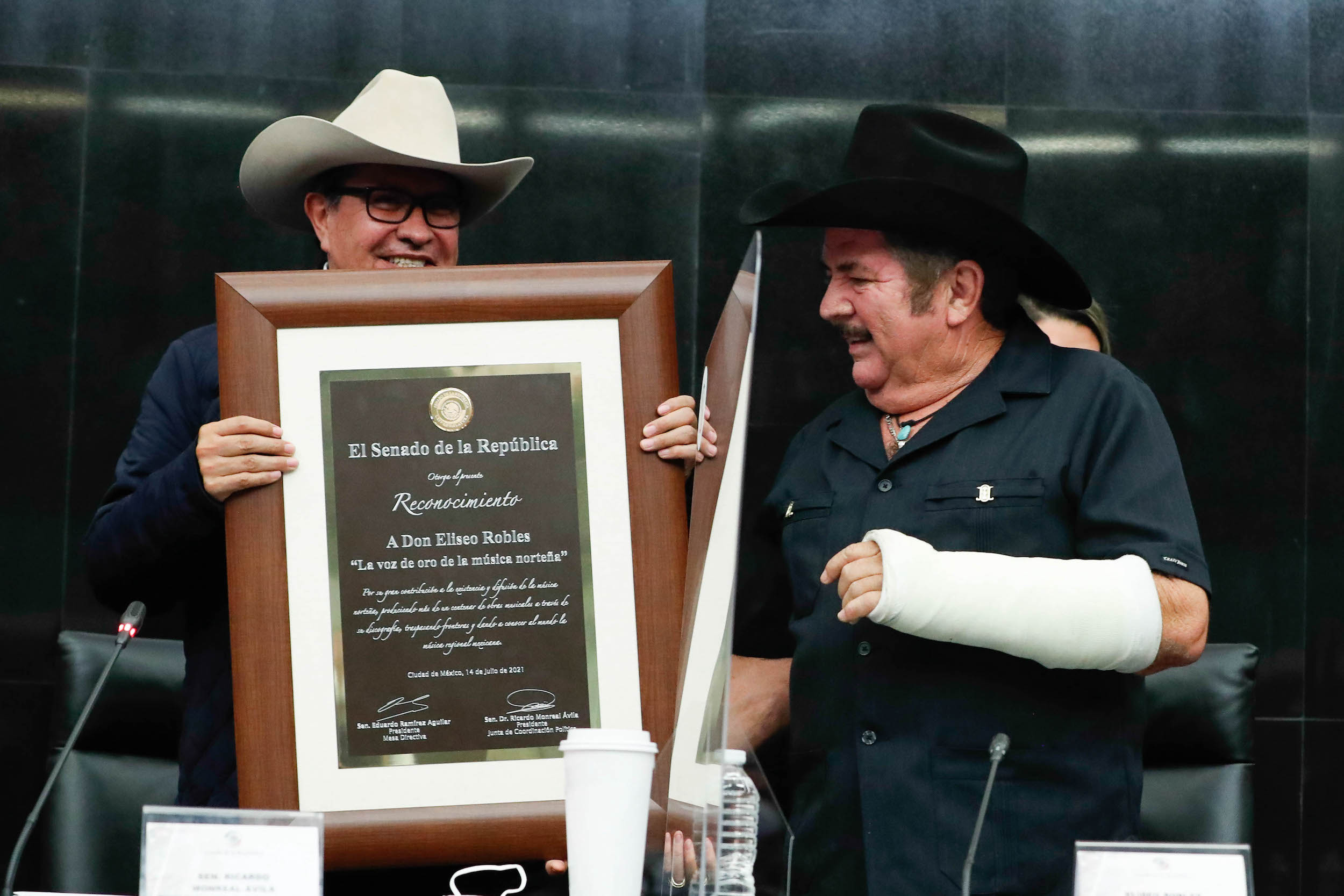 Reconocimiento Eliseo Robles y Lalo Mora-
