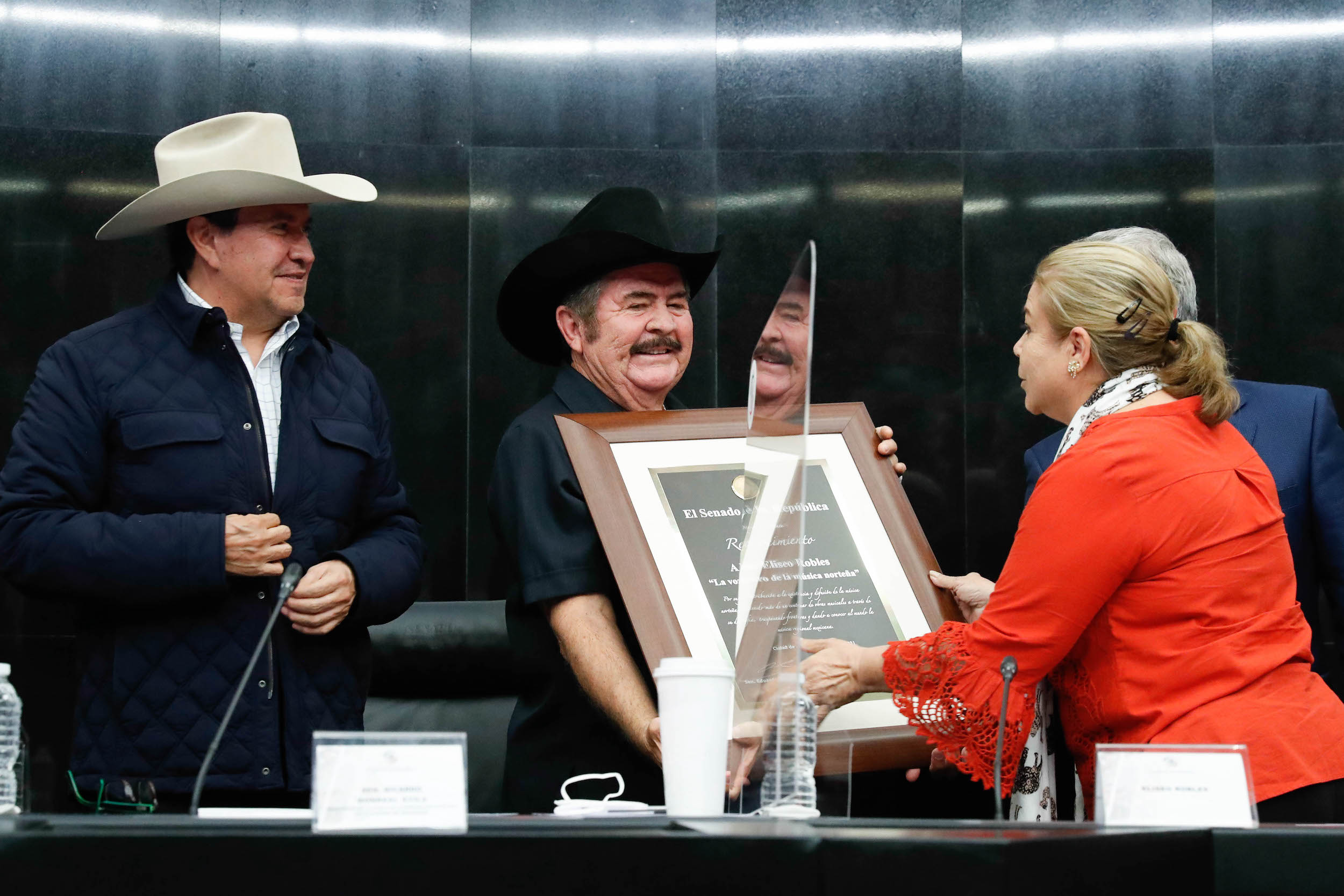 Reconocimiento Eliseo Robles y Lalo Mora-