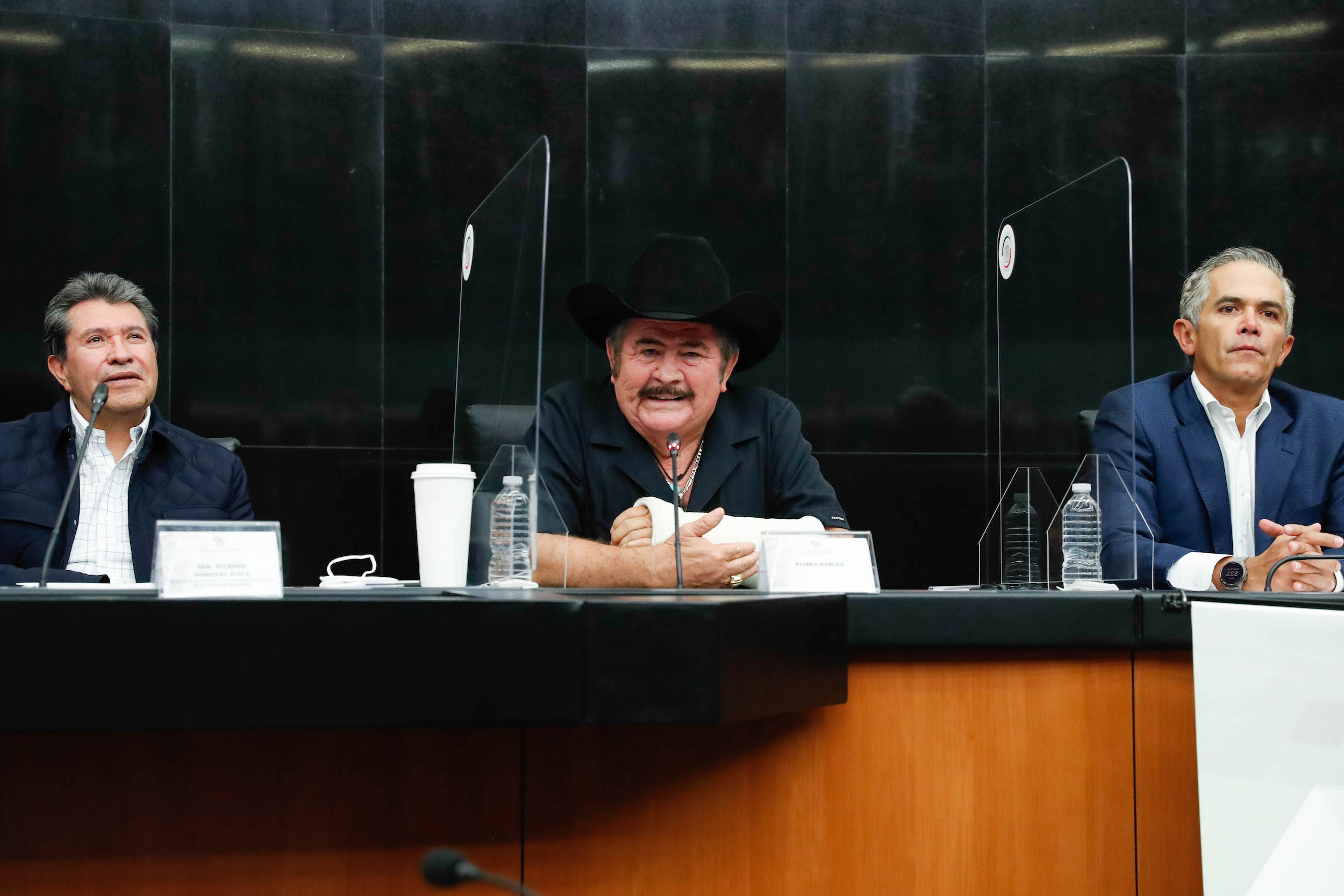 Reconocimiento Eliseo Robles y Lalo Mora-