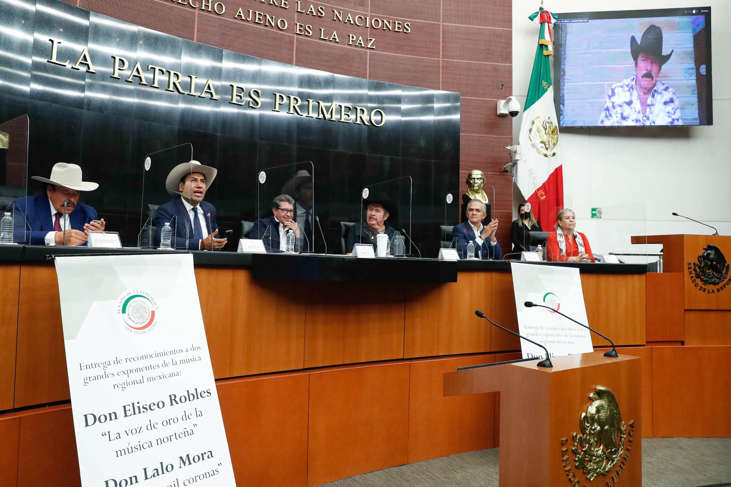 Reconocimiento Eliseo Robles y Lalo Mora-