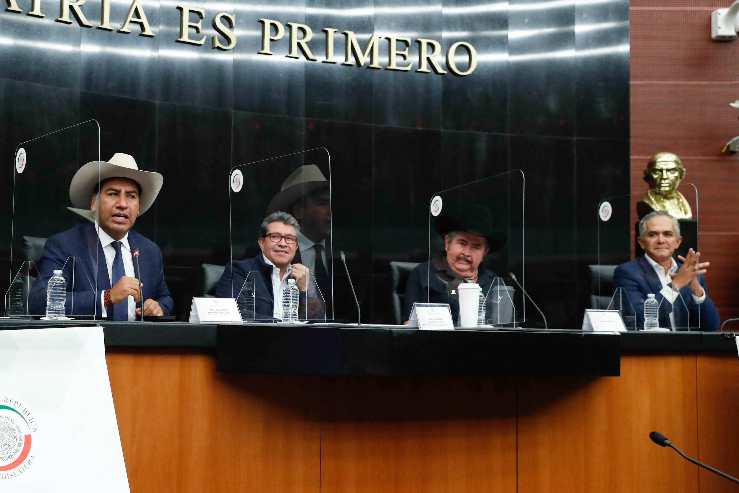 Reconocimiento Eliseo Robles y Lalo Mora-