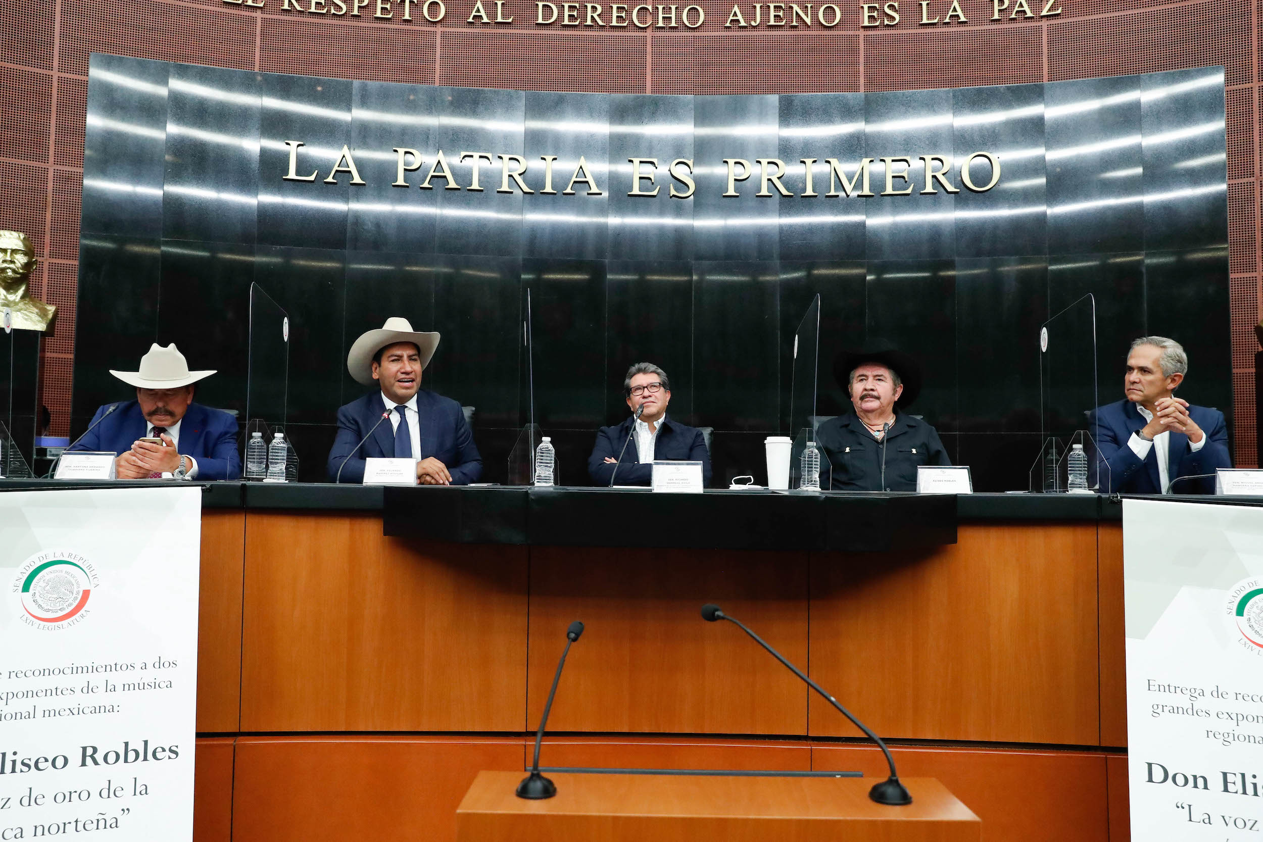 Reconocimiento Eliseo Robles y Lalo Mora-