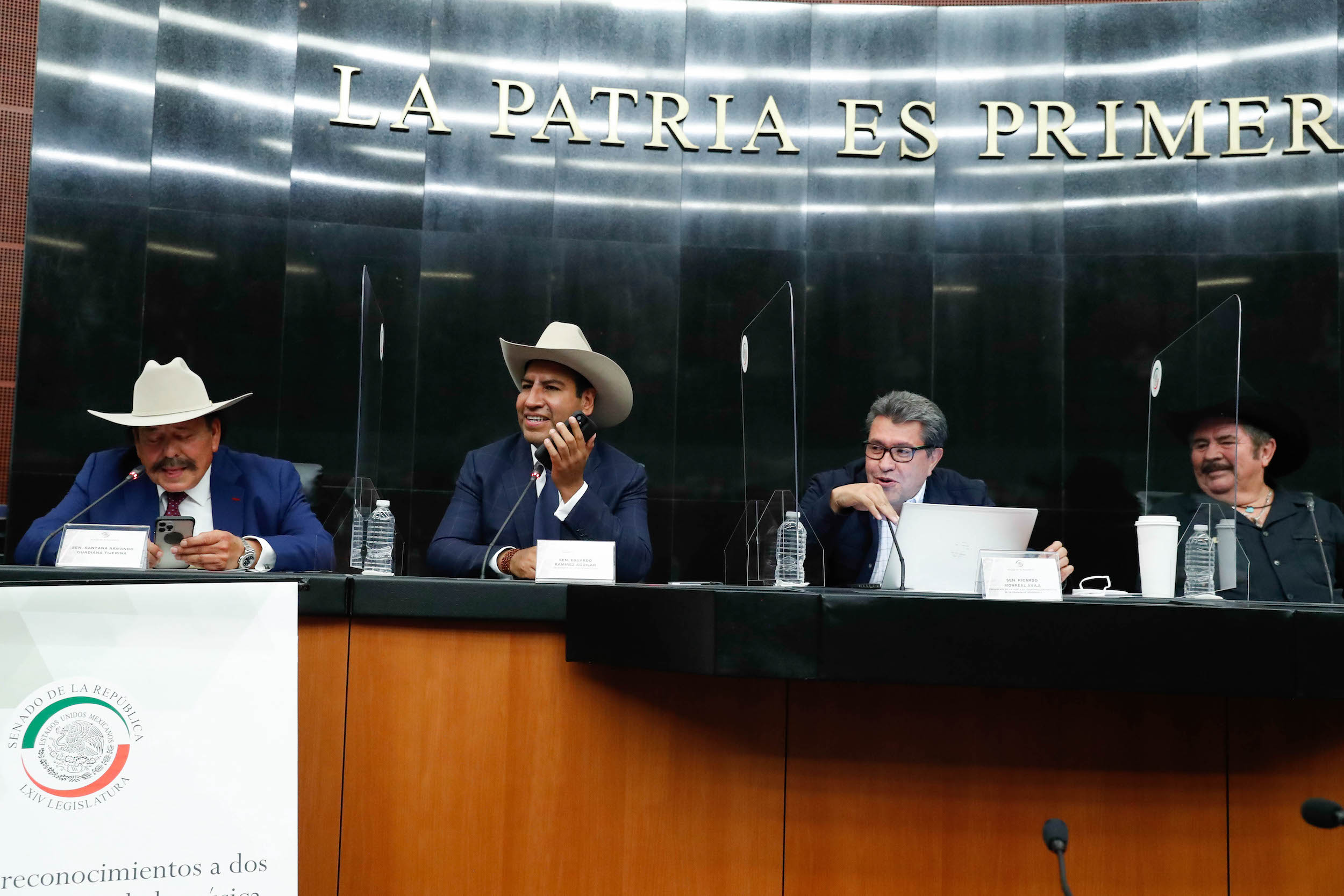 Reconocimiento Eliseo Robles y Lalo Mora-