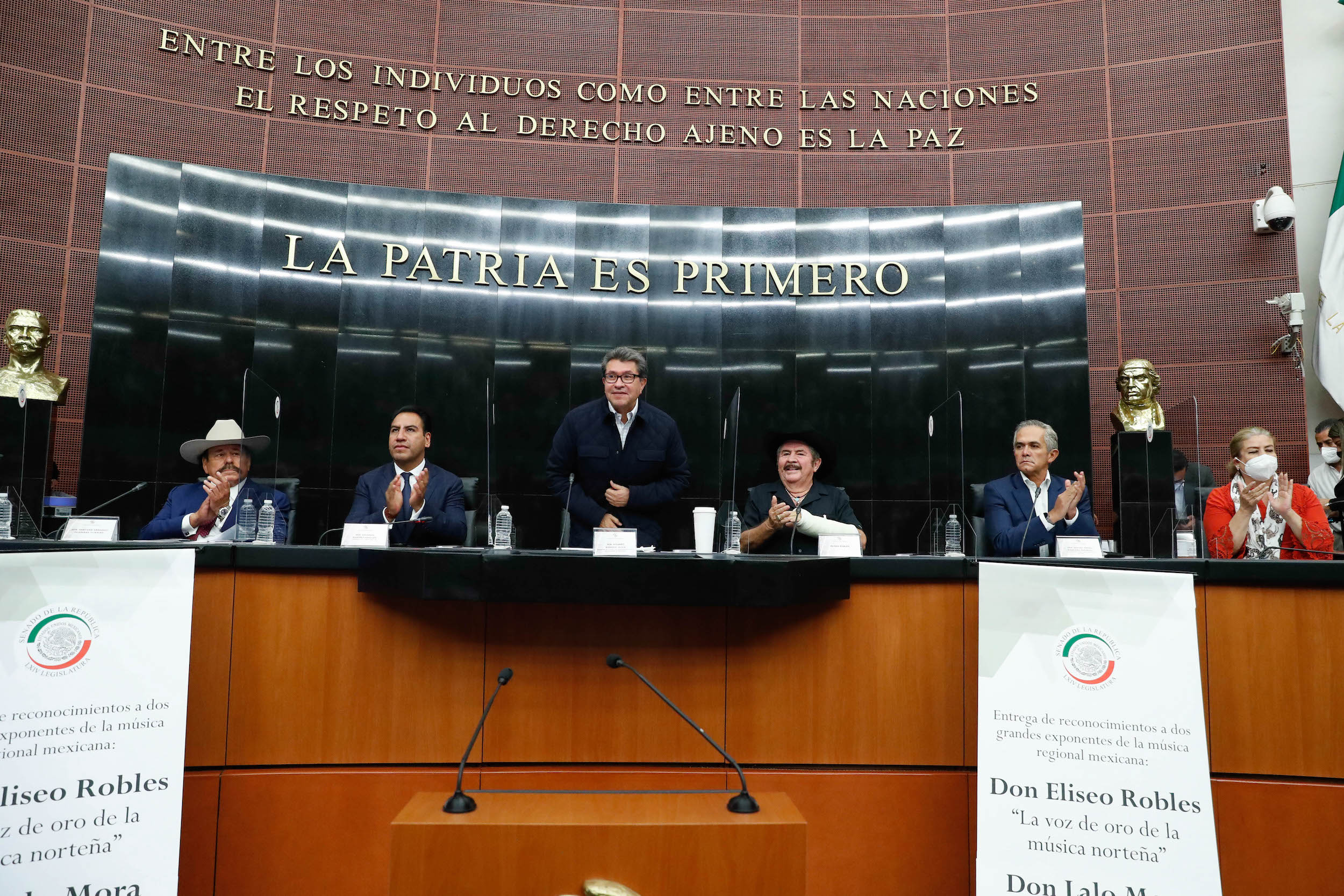 Reconocimiento Eliseo Robles y Lalo Mora-