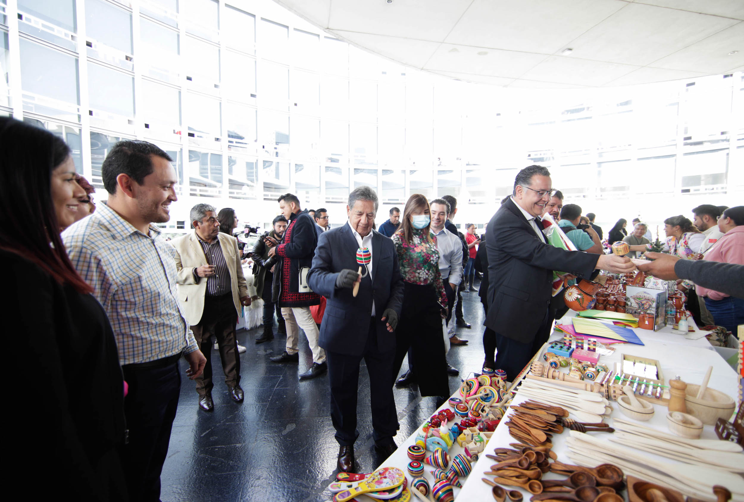 Inauguracioin de la exposicioin  Hecho a mano es sinoinimo de hecho con el corazoin-