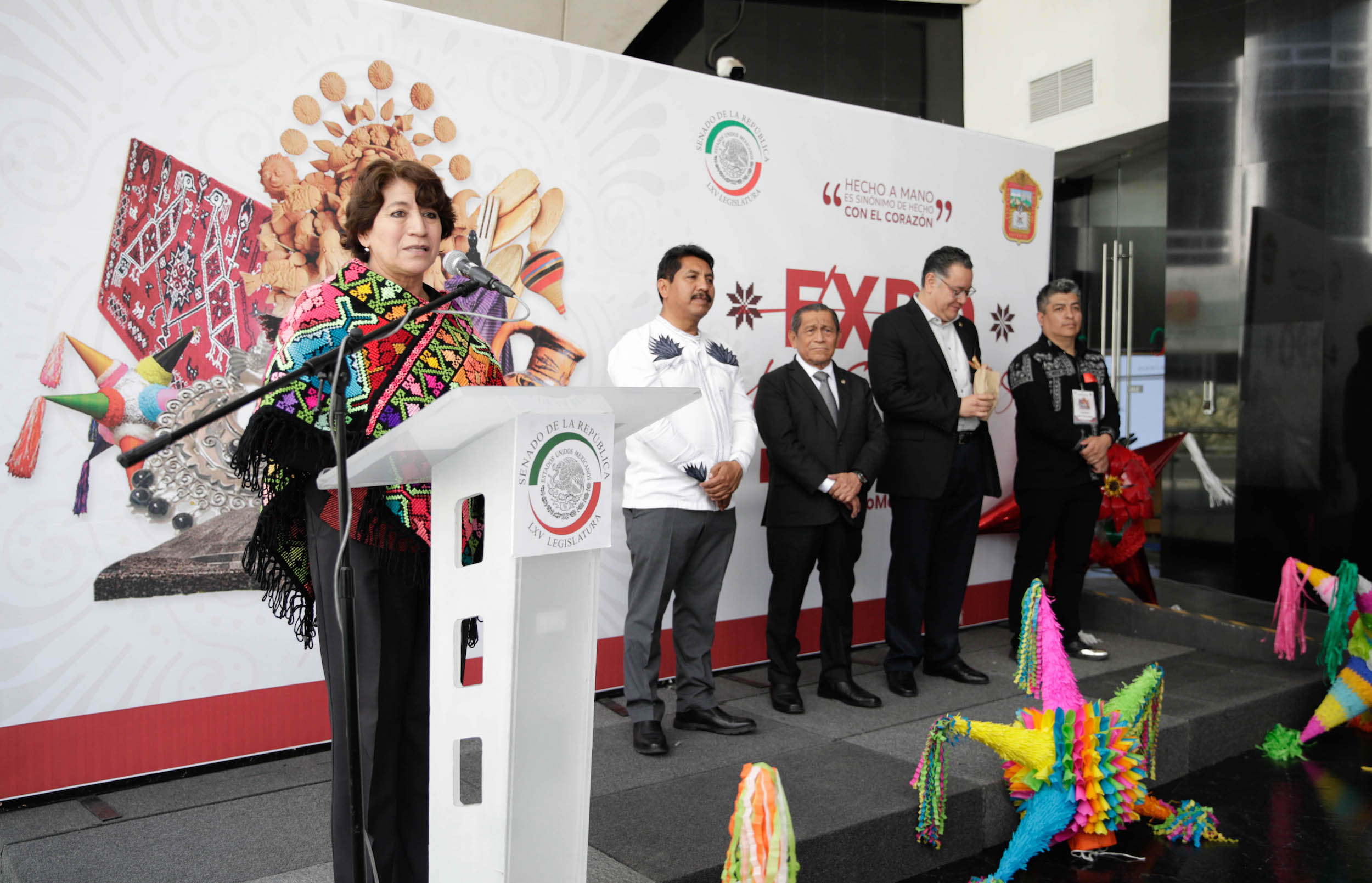Inauguracioin de la exposicioin  Hecho a mano es sinoinimo de hecho con el corazoin-