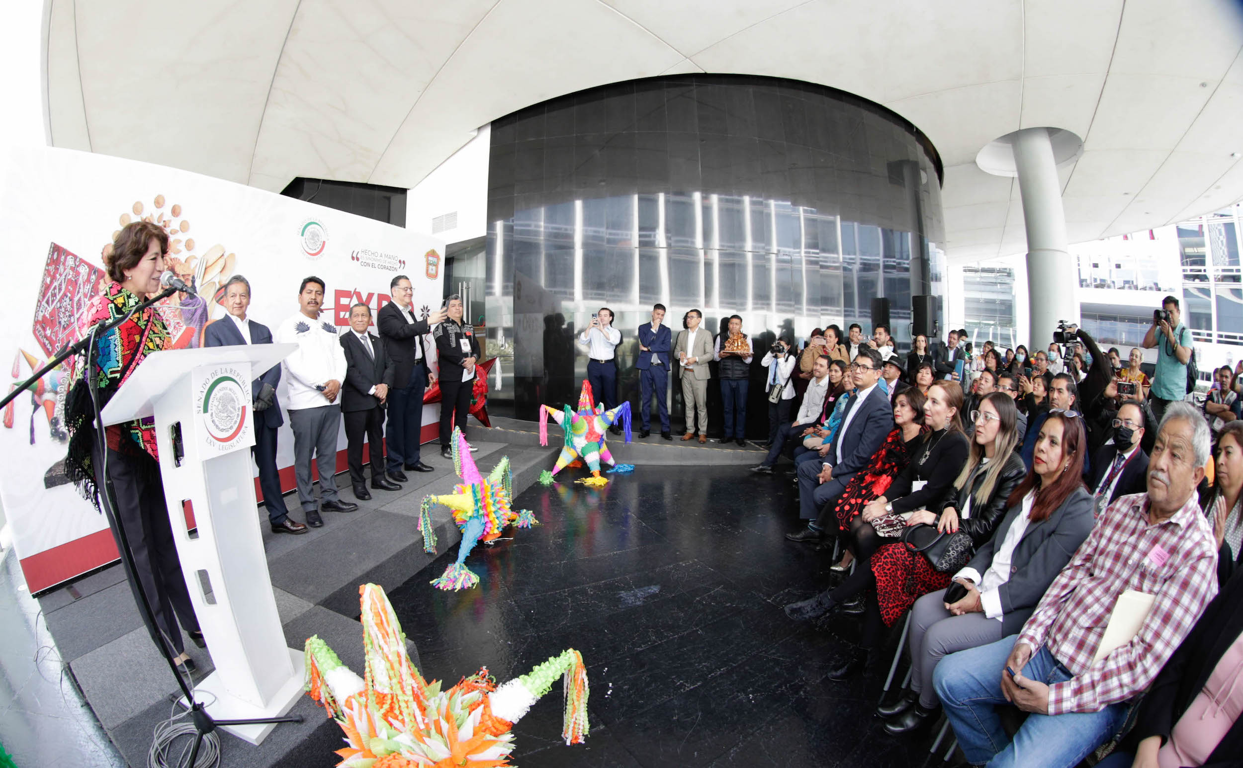 Inauguracioin de la exposicioin  Hecho a mano es sinoinimo de hecho con el corazoin-
