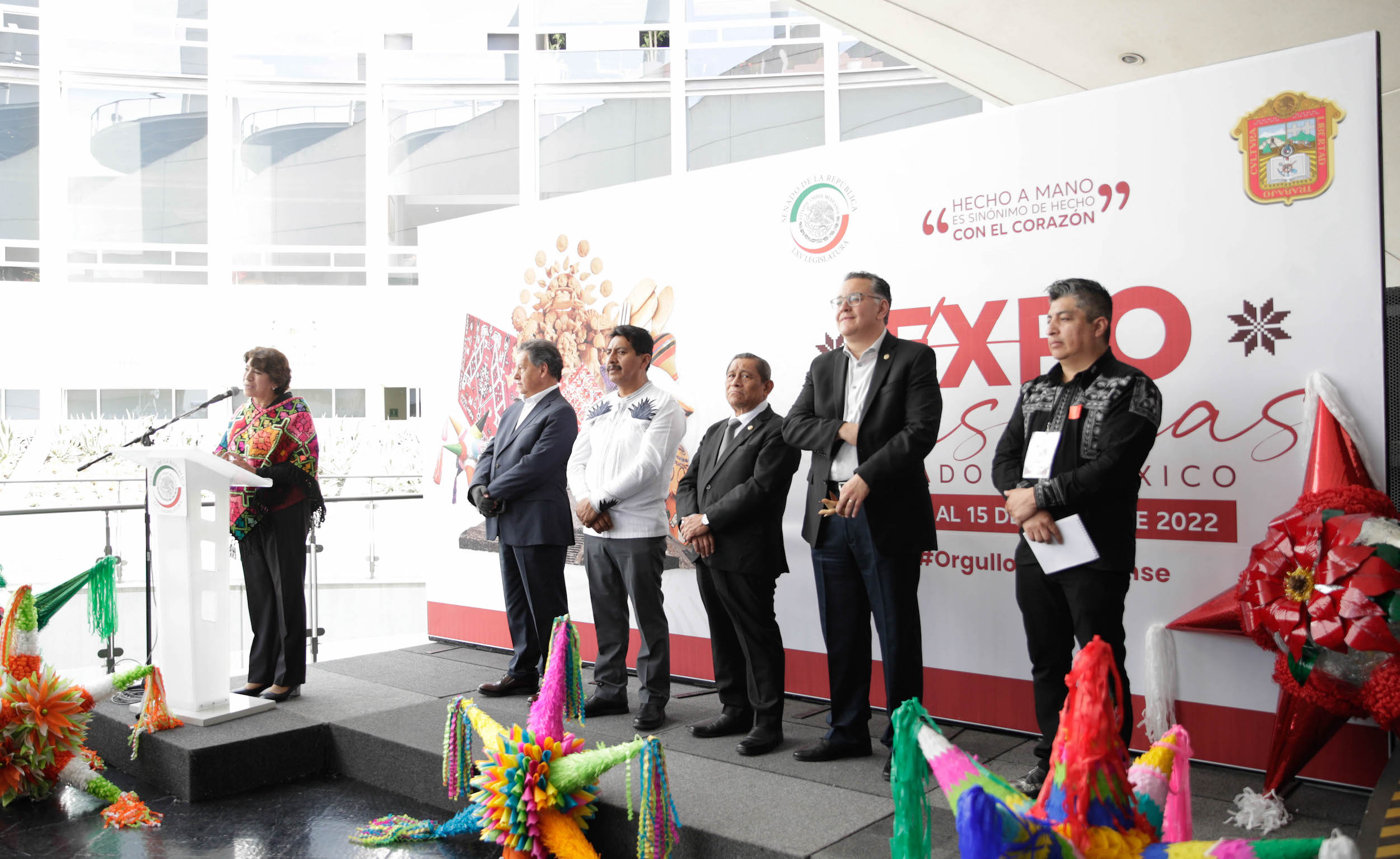 Inauguracioin de la exposicioin  Hecho a mano es sinoinimo de hecho con el corazoin-