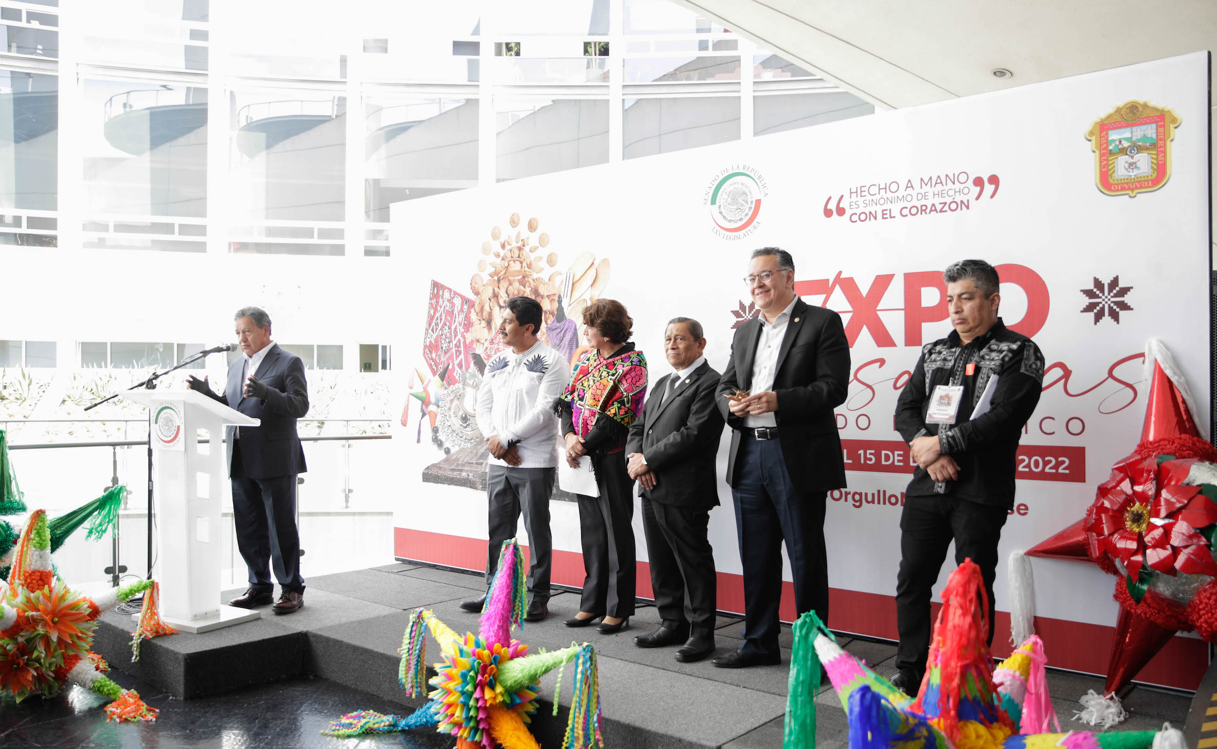 Inauguracioin de la exposicioin  Hecho a mano es sinoinimo de hecho con el corazoin-