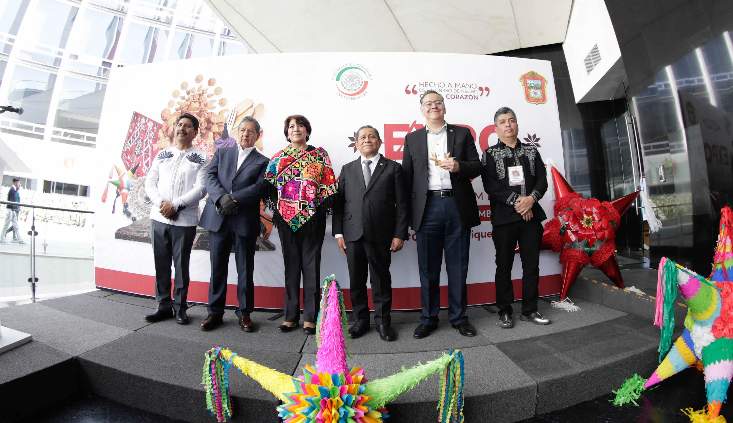 Inauguracioin de la exposicioin  Hecho a mano es sinoinimo de hecho con el corazoin-