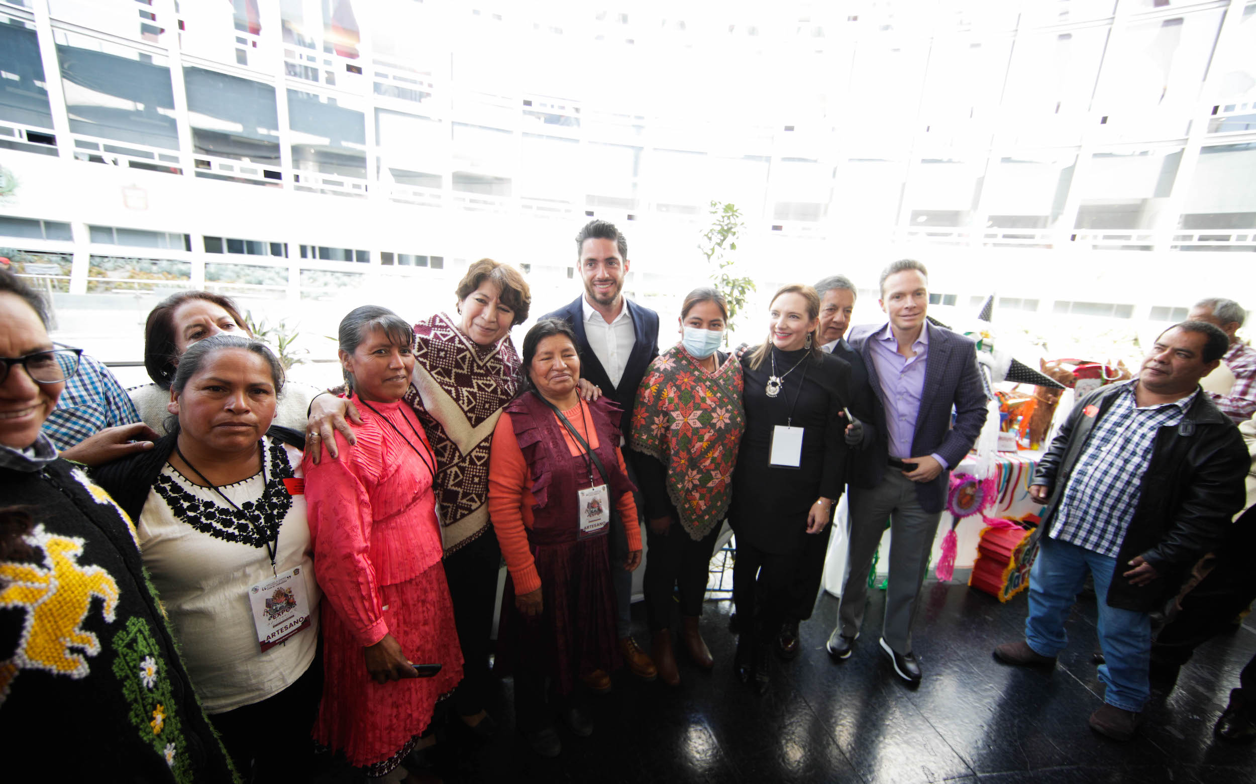 Inauguracioin de la exposicioin  Hecho a mano es sinoinimo de hecho con el corazoin-