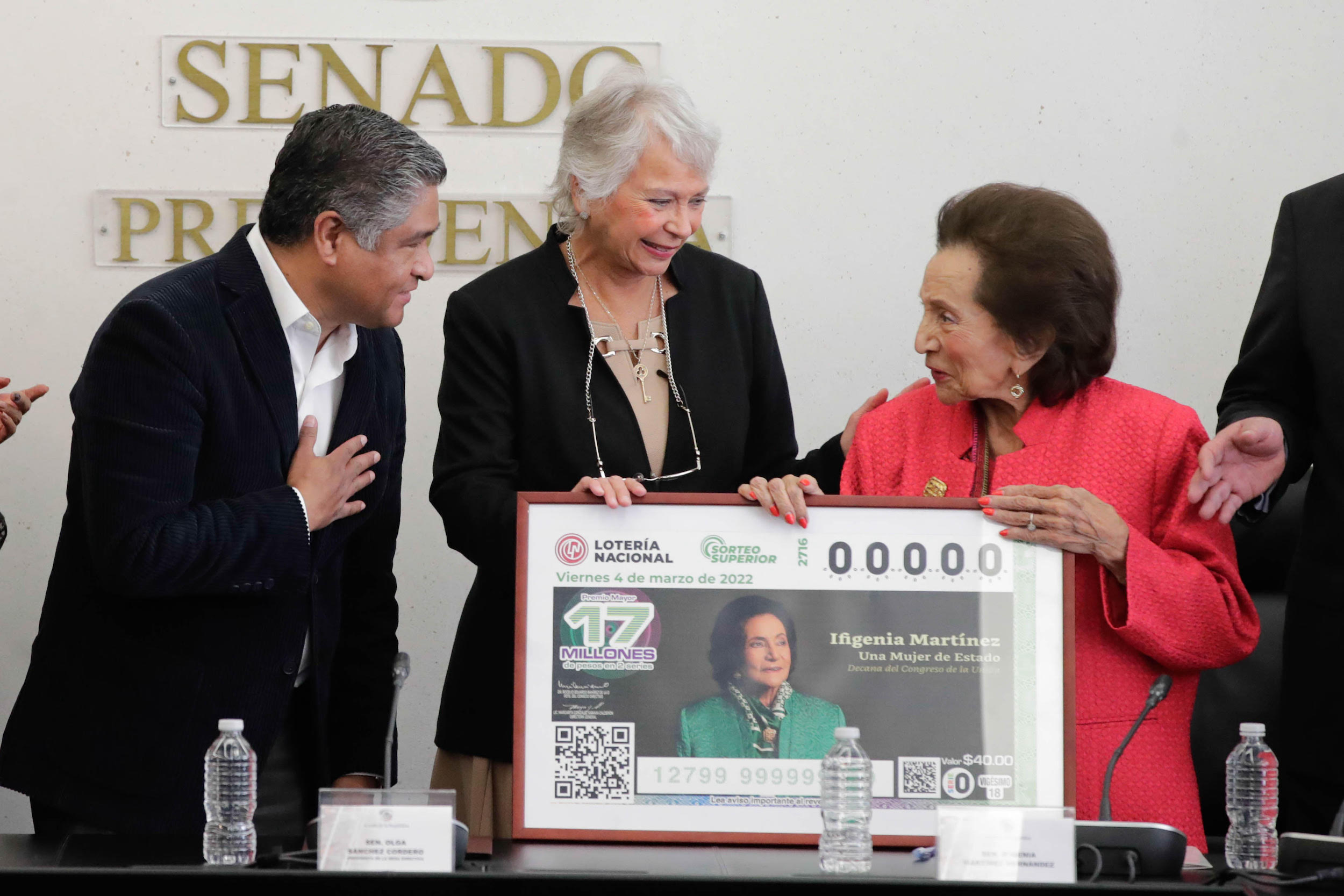 presentacion de billete de loteria de la Sen Ifigenia Martiinez