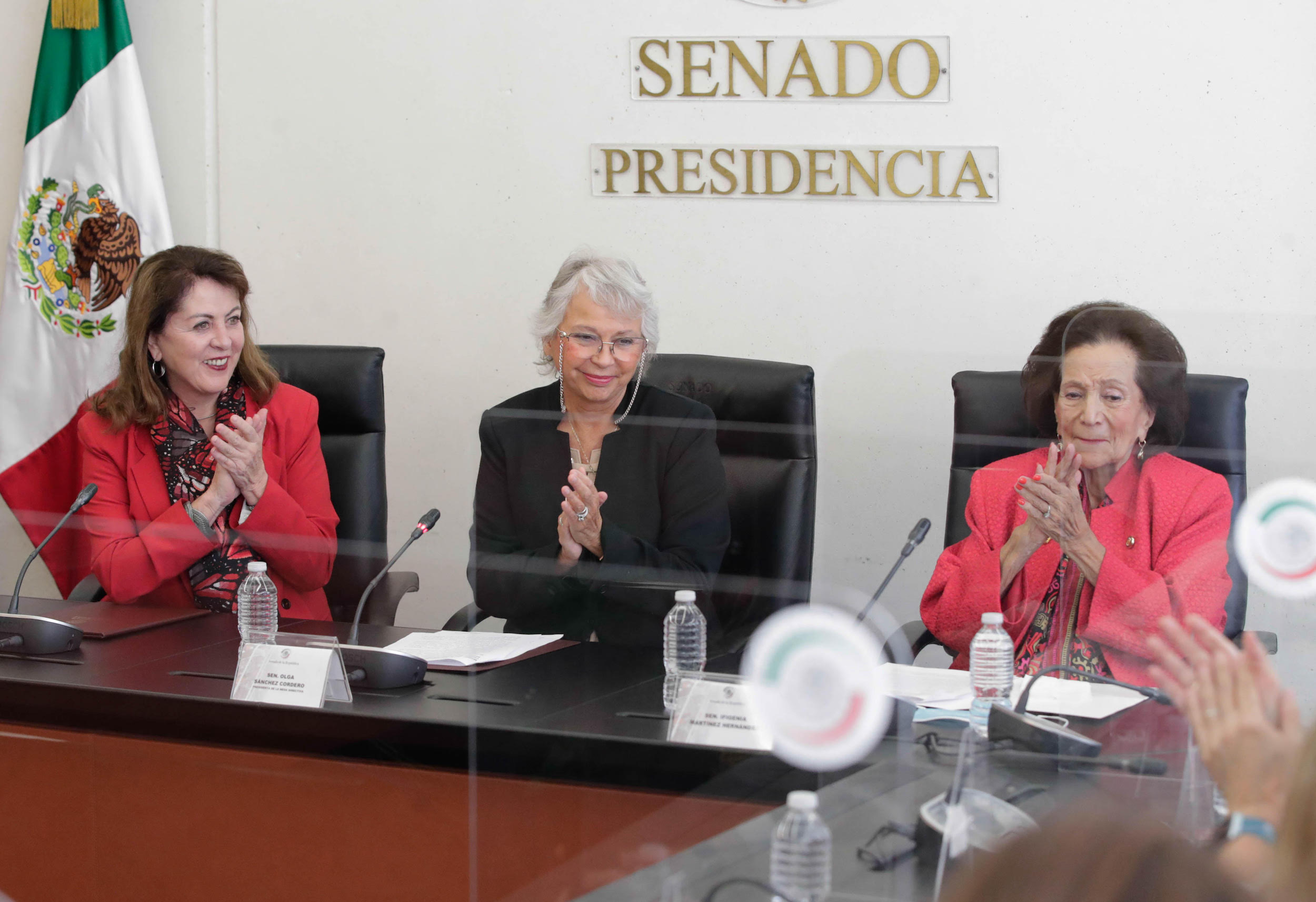 presentacion de billete de loteria de la Sen Ifigenia Martiinez