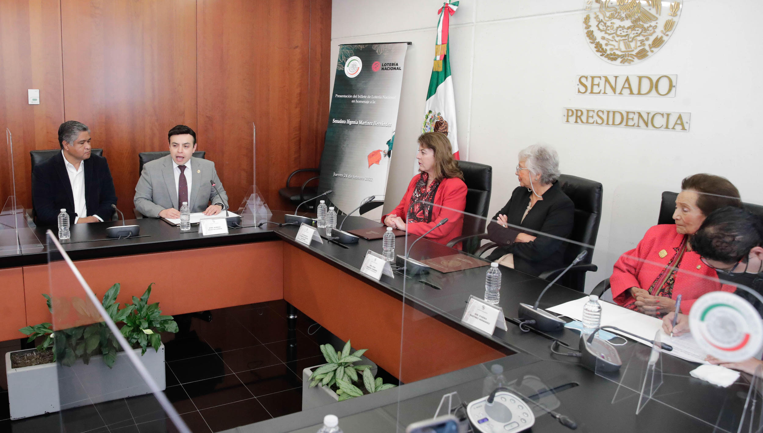 presentacion de billete de loteria de la Sen Ifigenia Martiinez