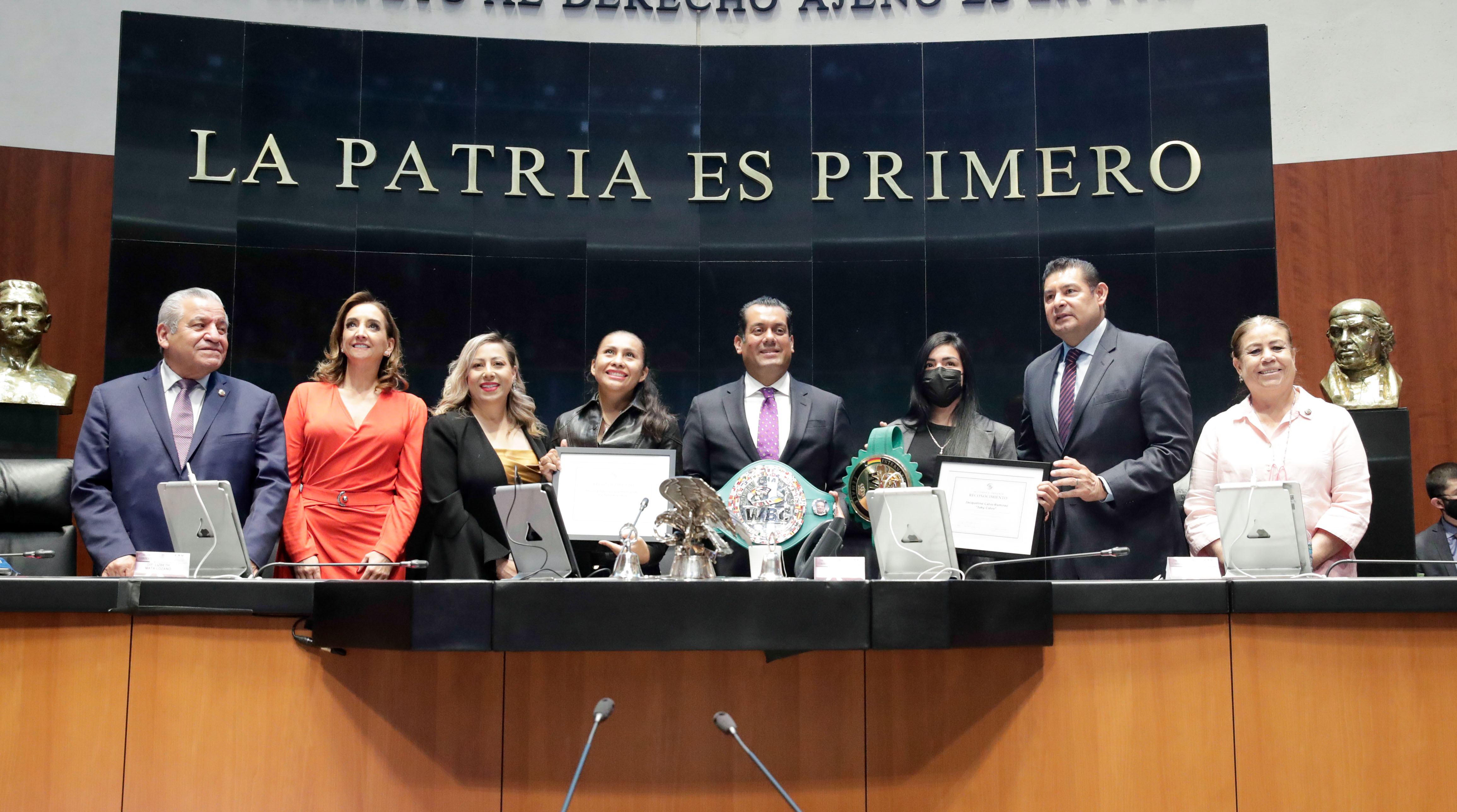 Coordinación de Comunicación Social - Reconoce la Permanente a deportistas  Yaqui Calvo Ramírez y Flor Izamar Carrera Hernández