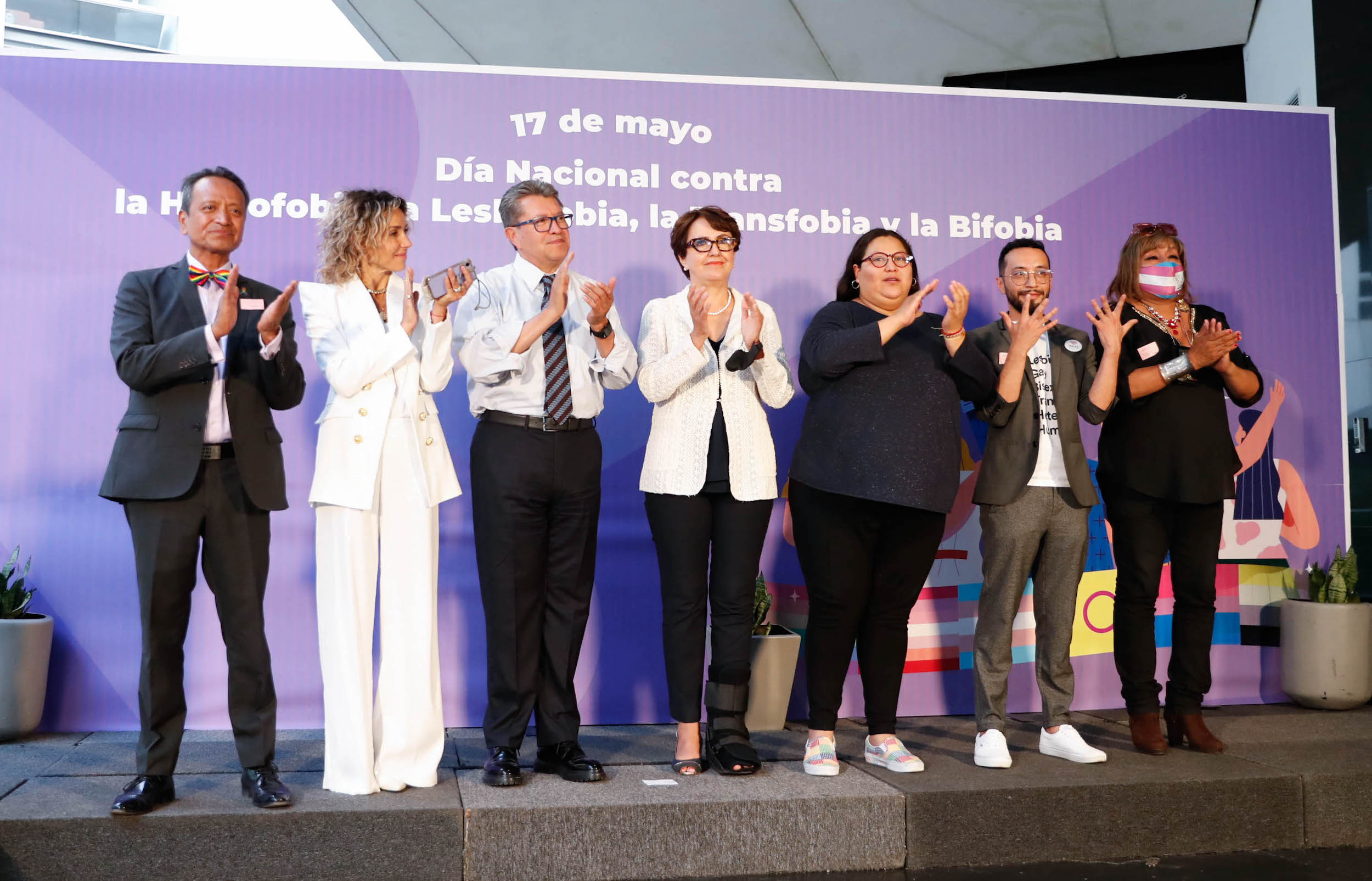 Iluminacioin del Senado con motivo del Diia Internacional contra la Homofobia Transfobia y Bifobia-