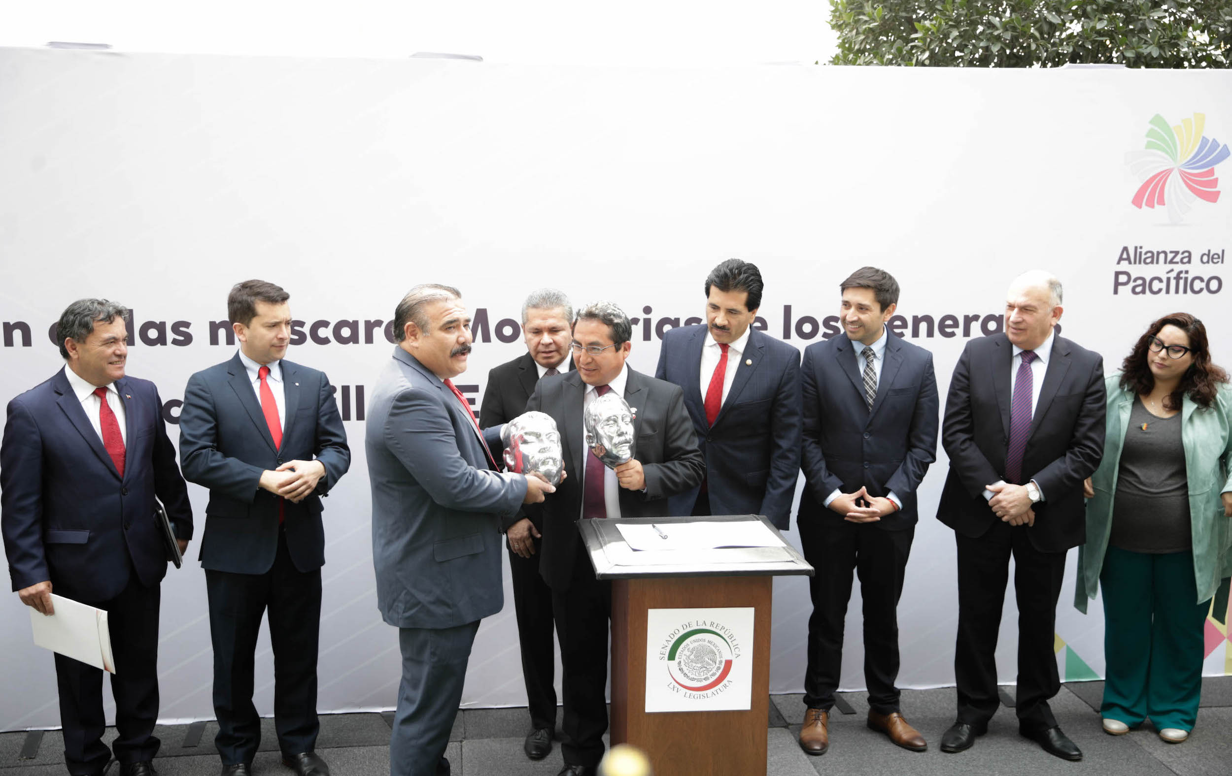 Develacioin de las maiscaras mortuorias de los generales Francisco Villa y Emiliano Zapata-