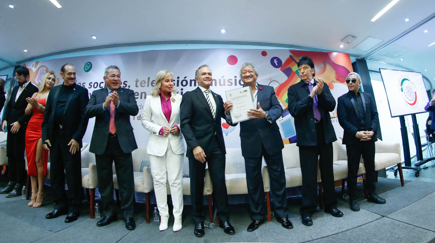 Entrega de reconocimientos al talento artistico en Mexico-