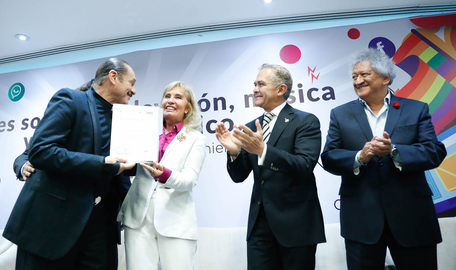 Entrega de reconocimientos al talento artistico en Mexico-