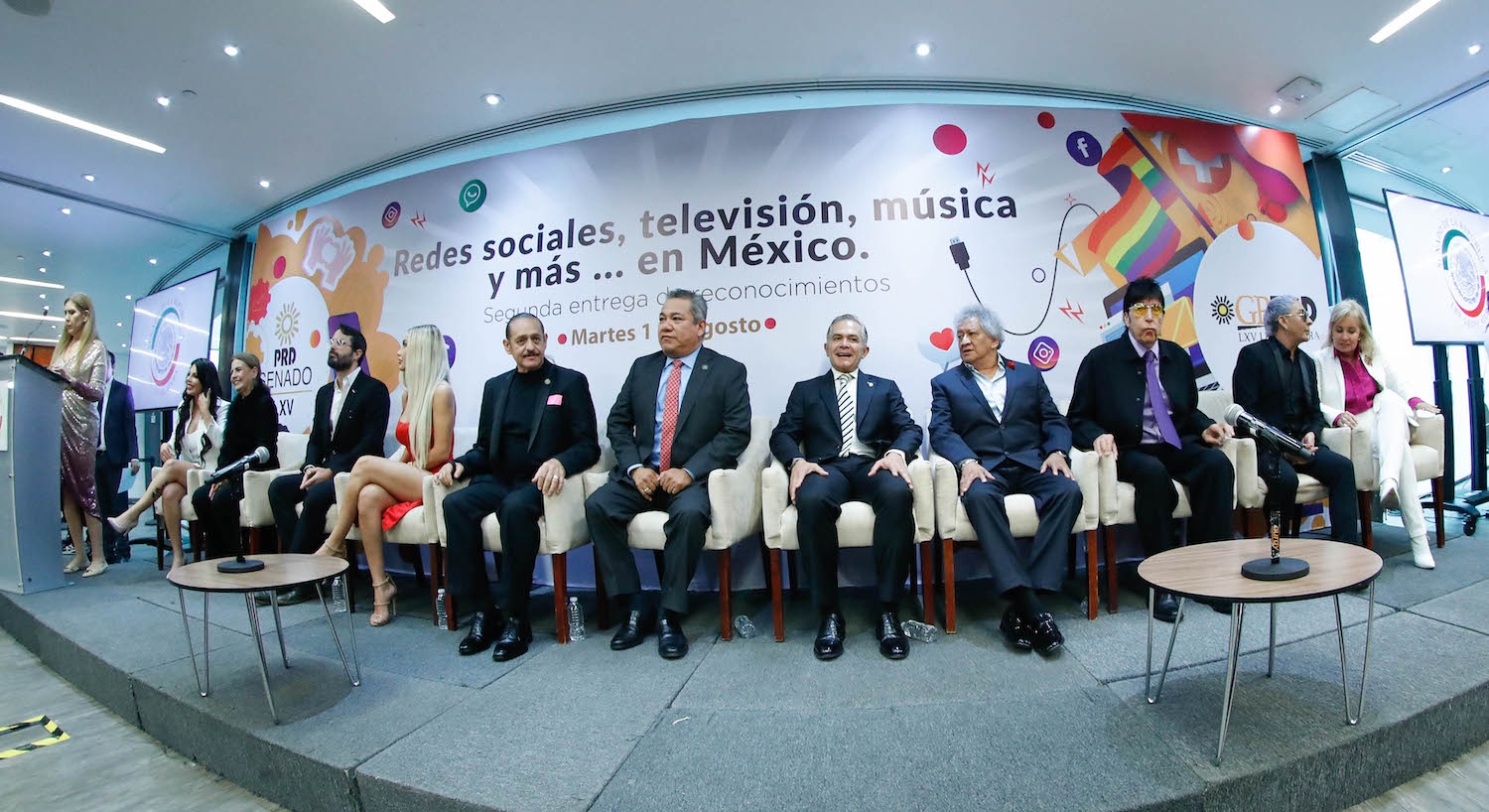 Entrega de reconocimientos al talento artistico en Mexico-