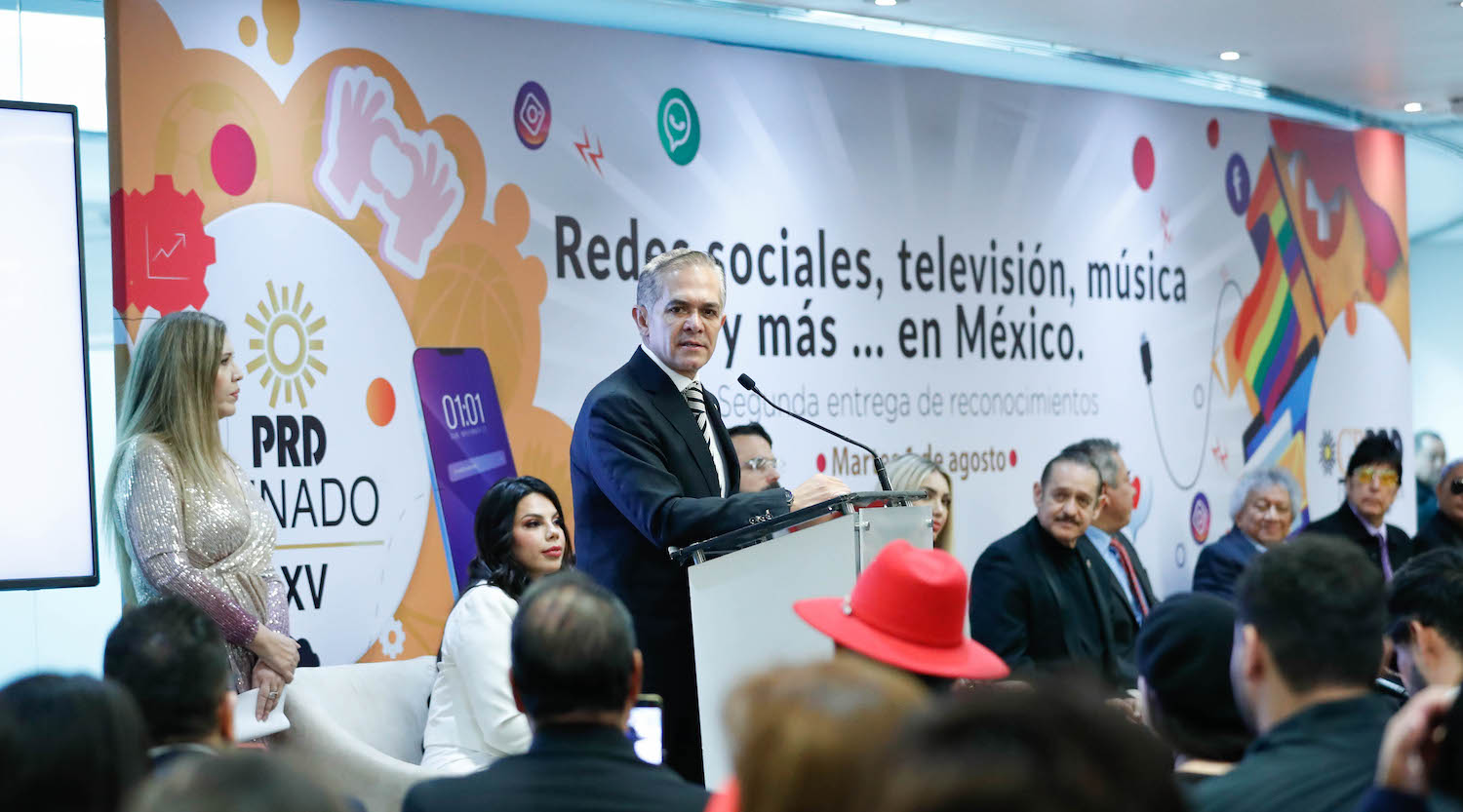 Entrega de reconocimientos al talento artistico en Mexico-