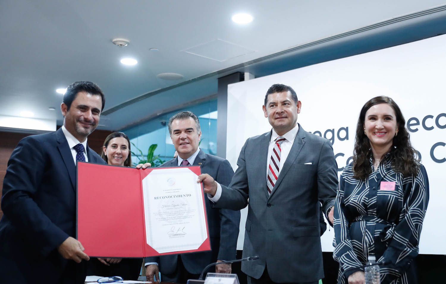 Entrega de reconocimientos a integrantes del Consejo Coordinador Empresarial-