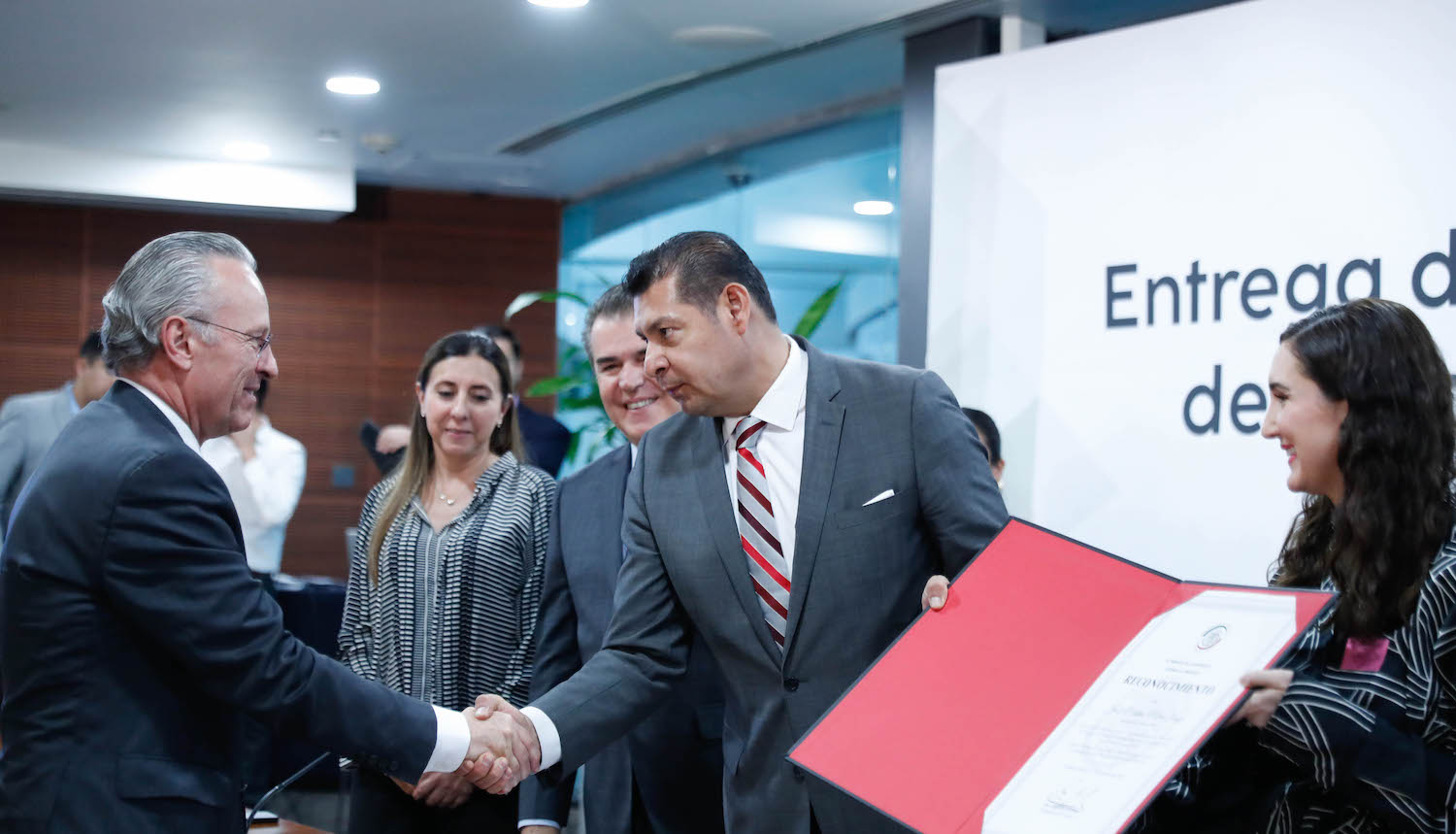 Entrega de reconocimientos a integrantes del Consejo Coordinador Empresarial-