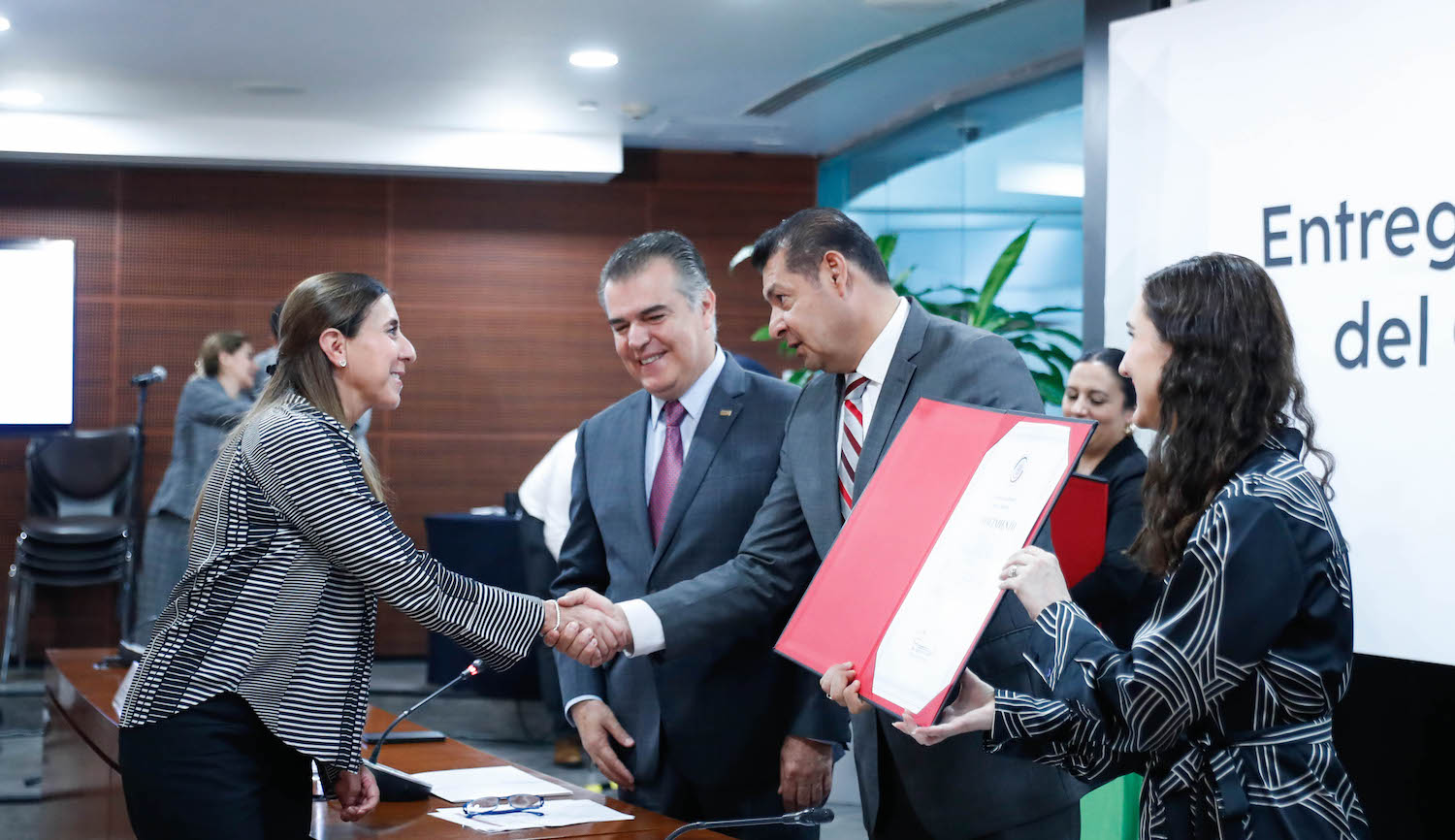 Entrega de reconocimientos a integrantes del Consejo Coordinador Empresarial-