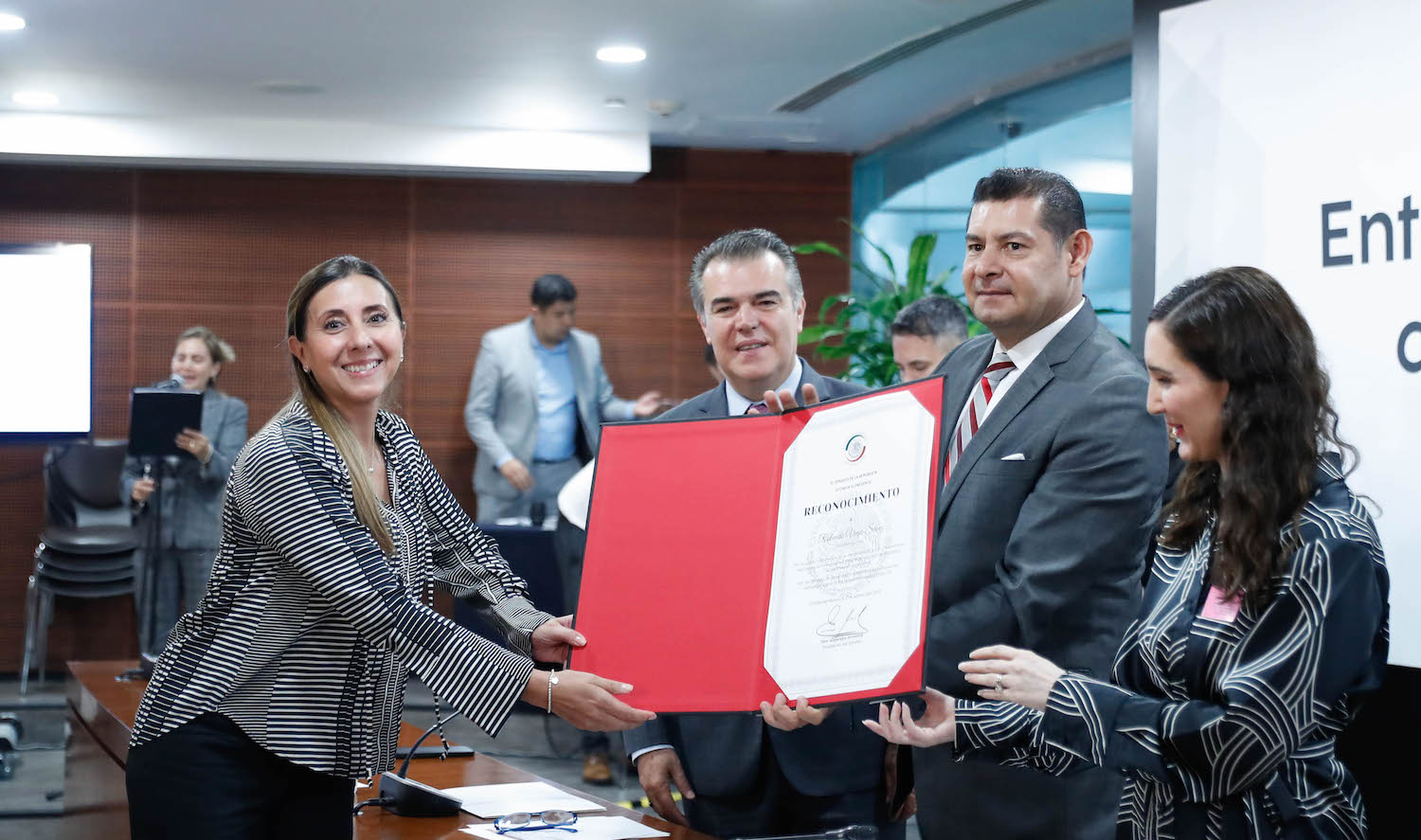 Entrega de reconocimientos a integrantes del Consejo Coordinador Empresarial-
