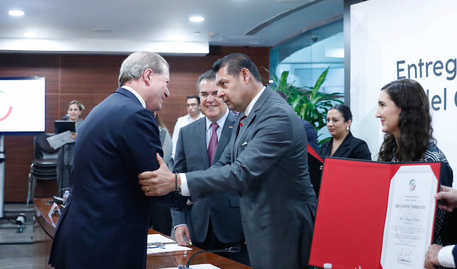 Entrega de reconocimientos a integrantes del Consejo Coordinador Empresarial-