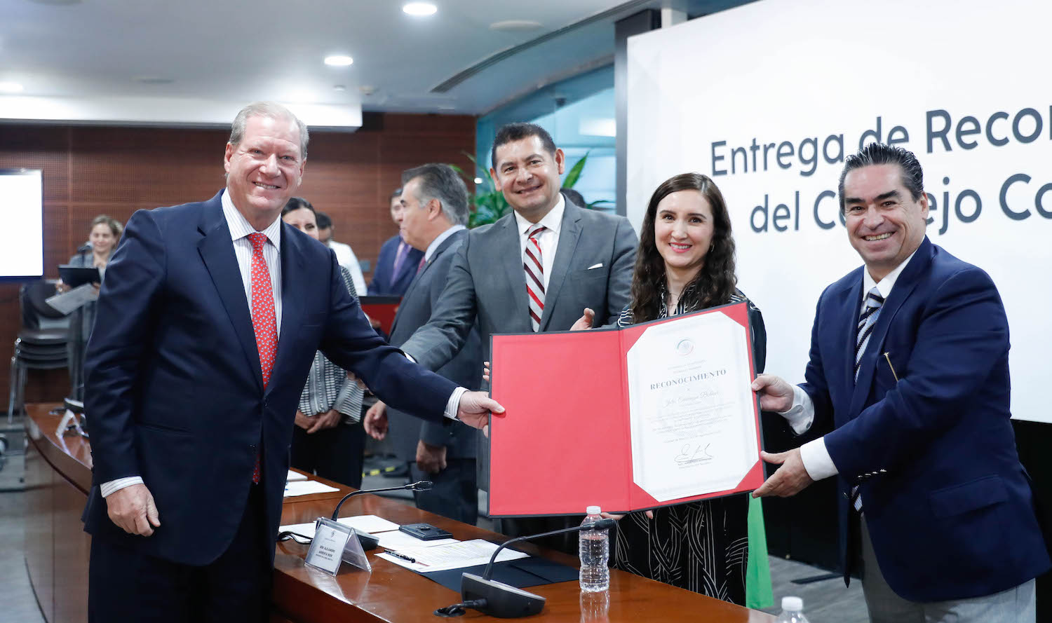 Entrega de reconocimientos a integrantes del Consejo Coordinador Empresarial-