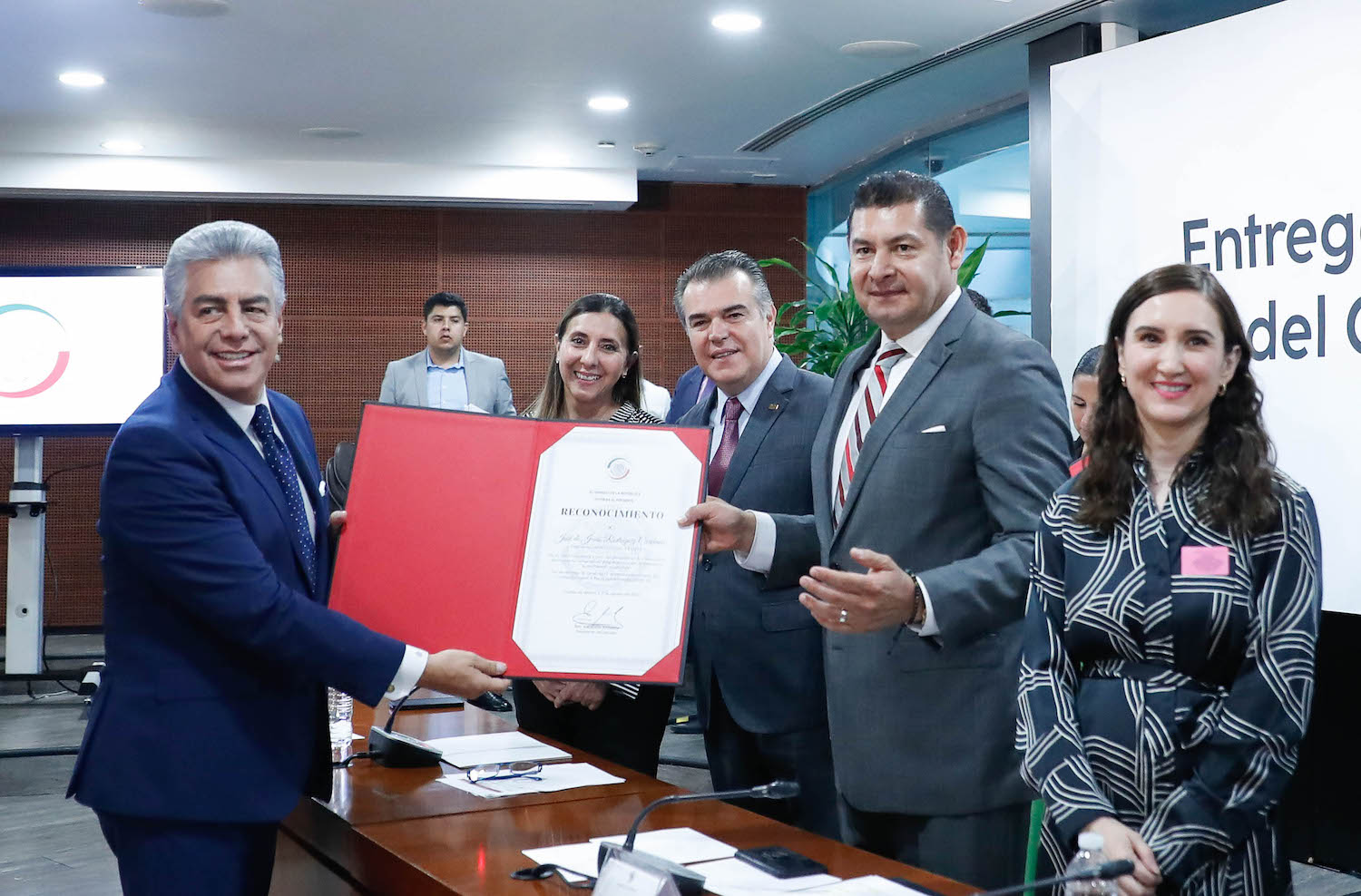 Entrega de reconocimientos a integrantes del Consejo Coordinador Empresarial-