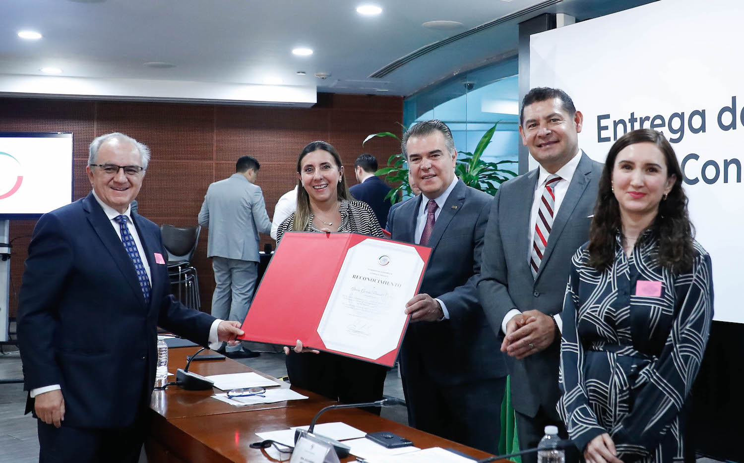 Entrega de reconocimientos a integrantes del Consejo Coordinador Empresarial-