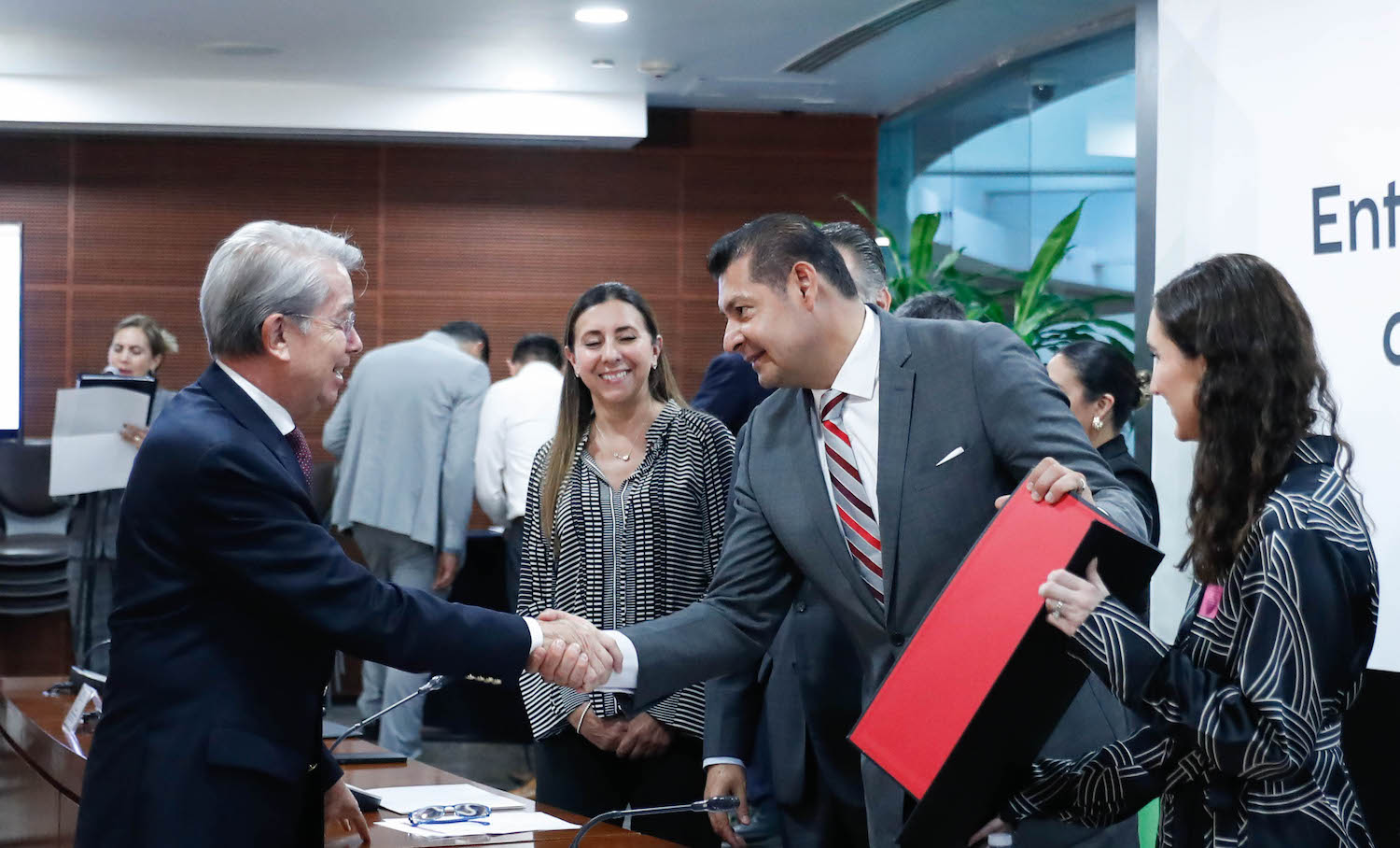 Entrega de reconocimientos a integrantes del Consejo Coordinador Empresarial-