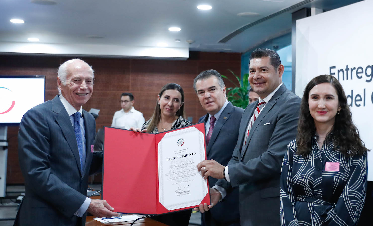 Entrega de reconocimientos a integrantes del Consejo Coordinador Empresarial-