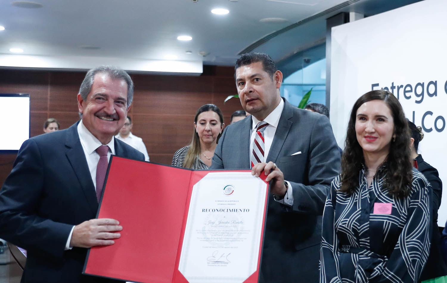 Entrega de reconocimientos a integrantes del Consejo Coordinador Empresarial-