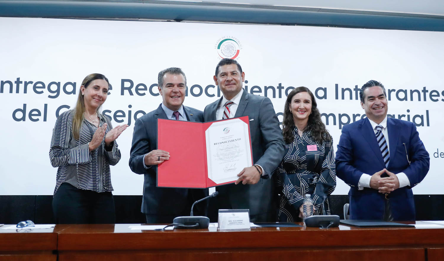 Entrega de reconocimientos a integrantes del Consejo Coordinador Empresarial-