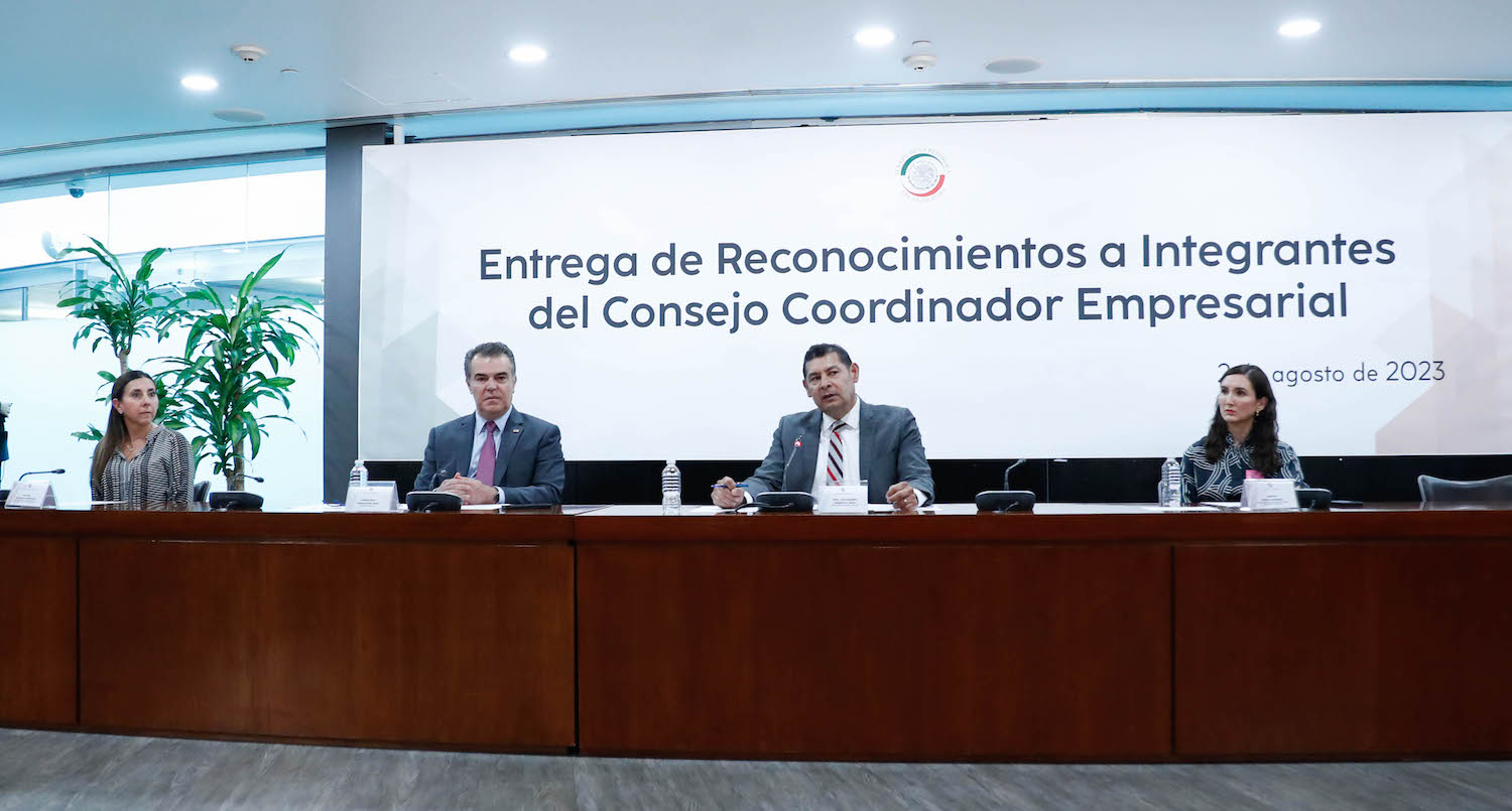 Entrega de reconocimientos a integrantes del Consejo Coordinador Empresarial-