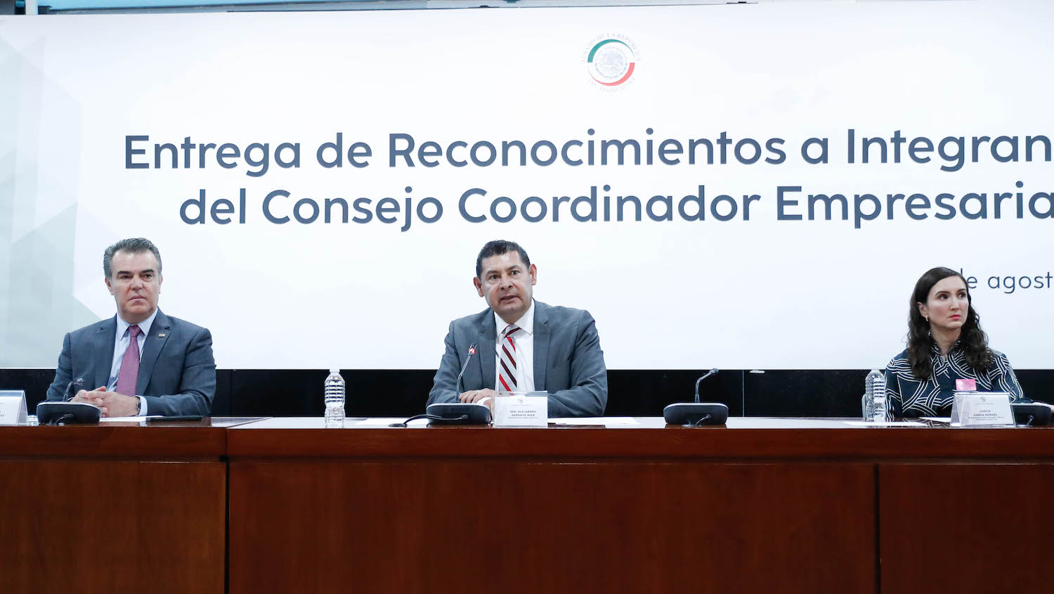 Entrega de reconocimientos a integrantes del Consejo Coordinador Empresarial-