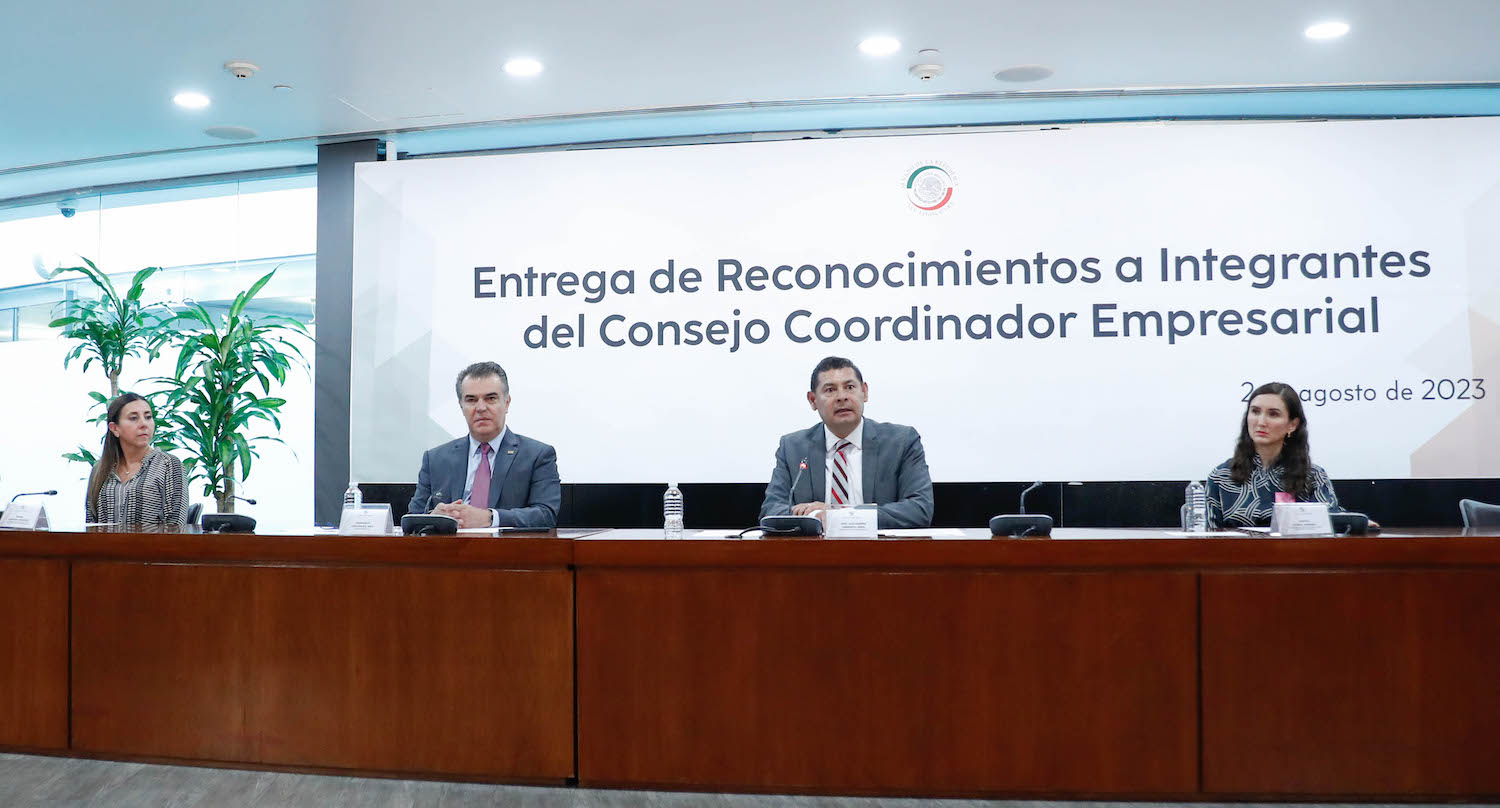 Entrega de reconocimientos a integrantes del Consejo Coordinador Empresarial-