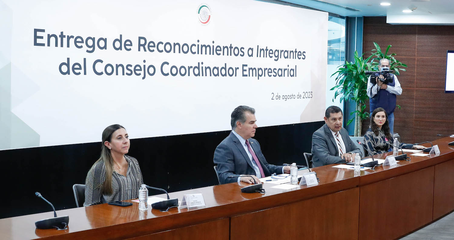 Entrega de reconocimientos a integrantes del Consejo Coordinador Empresarial-
