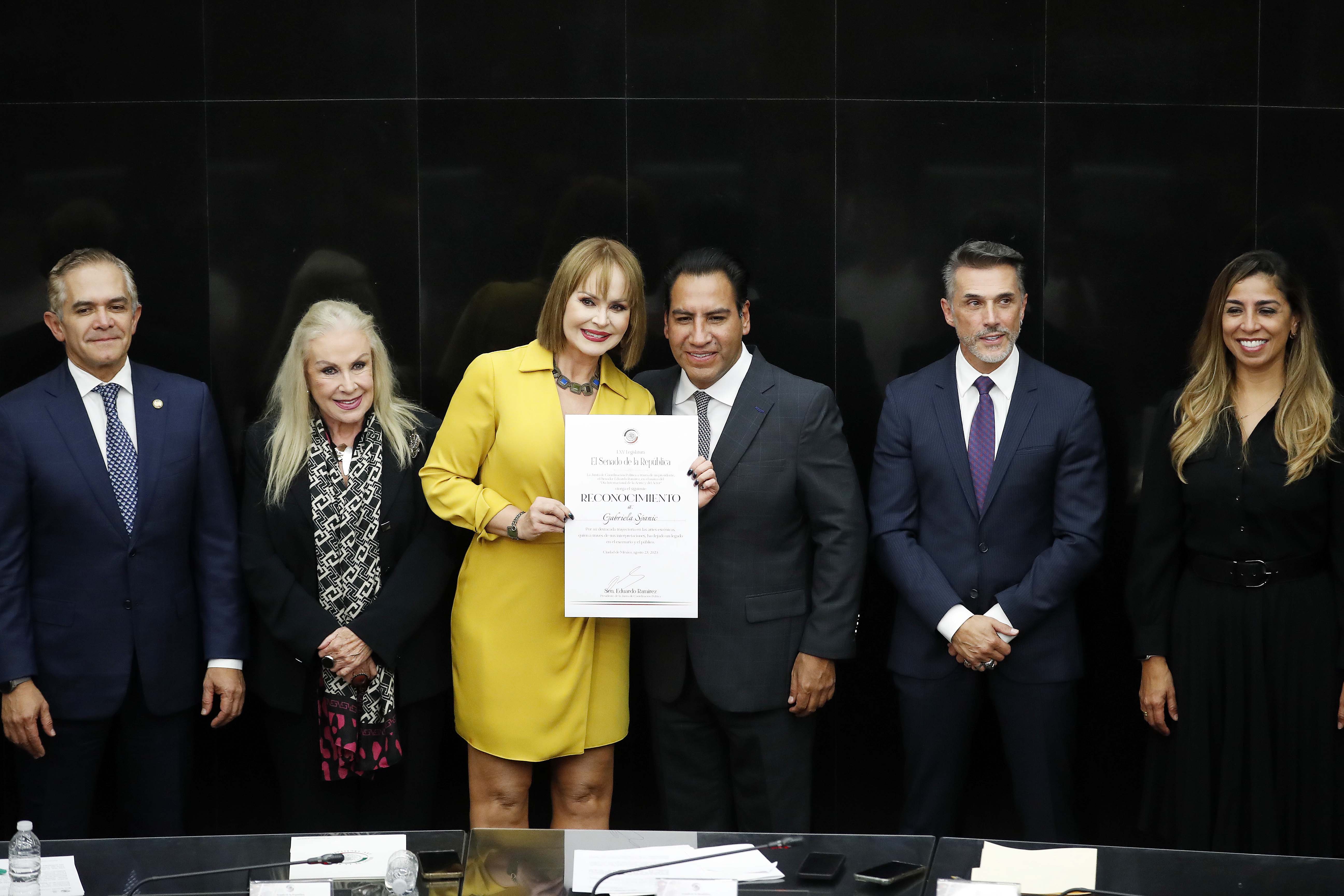 Entrega de reconocimientos actrices y actores