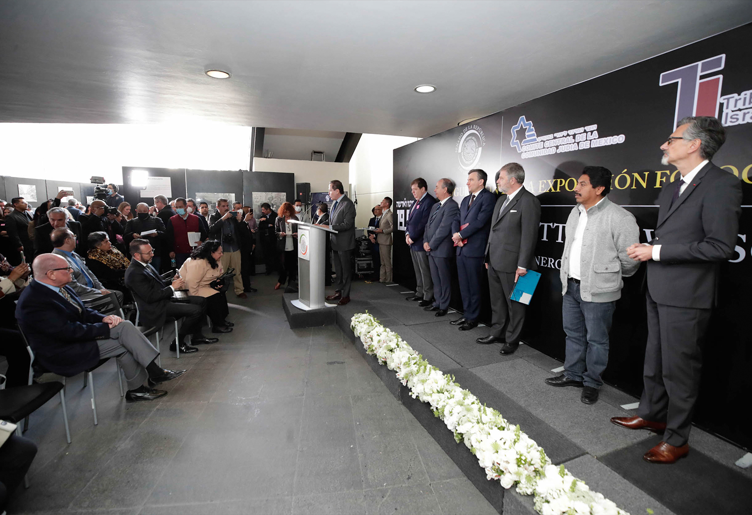 Inauguración de la exposición y depósito de una ofrenda floral en homenaje a Don Gilberto Bosques Saldívar