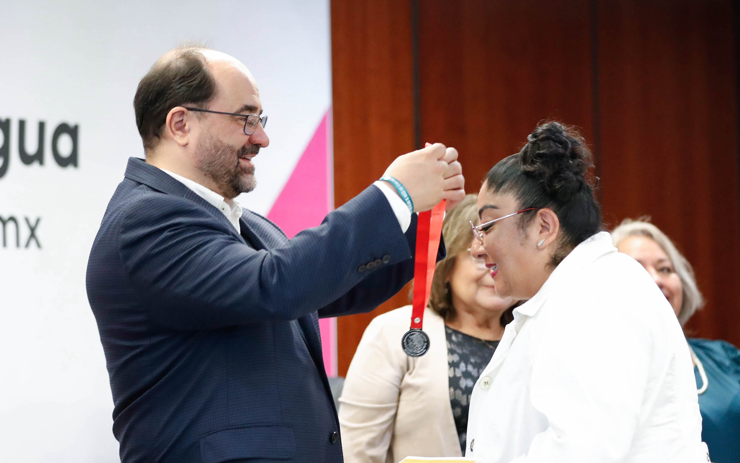 Entrega de medallas a personal meidico de la Ciudad de Meixico-