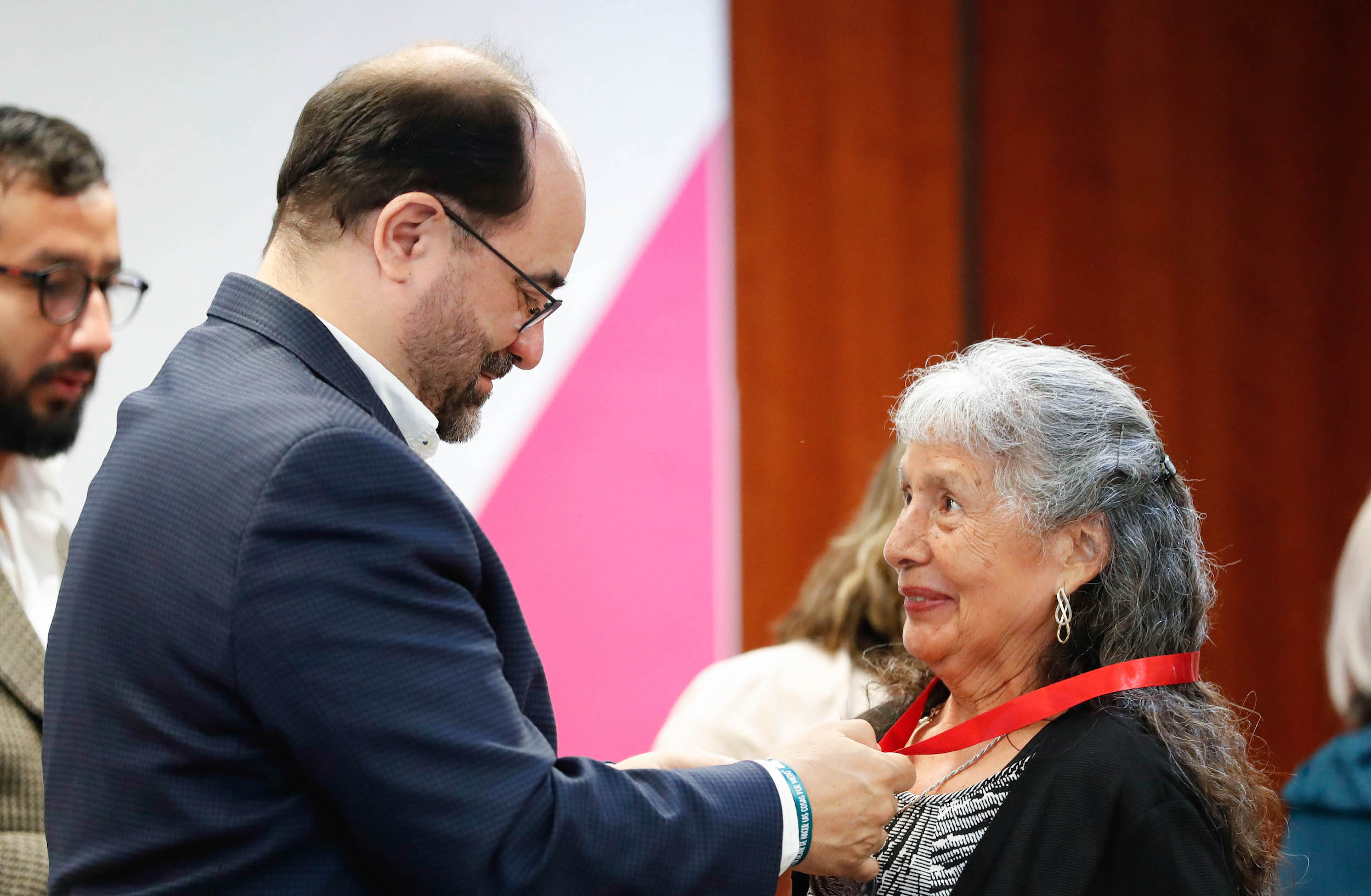 Entrega de medallas a personal meidico de la Ciudad de Meixico-