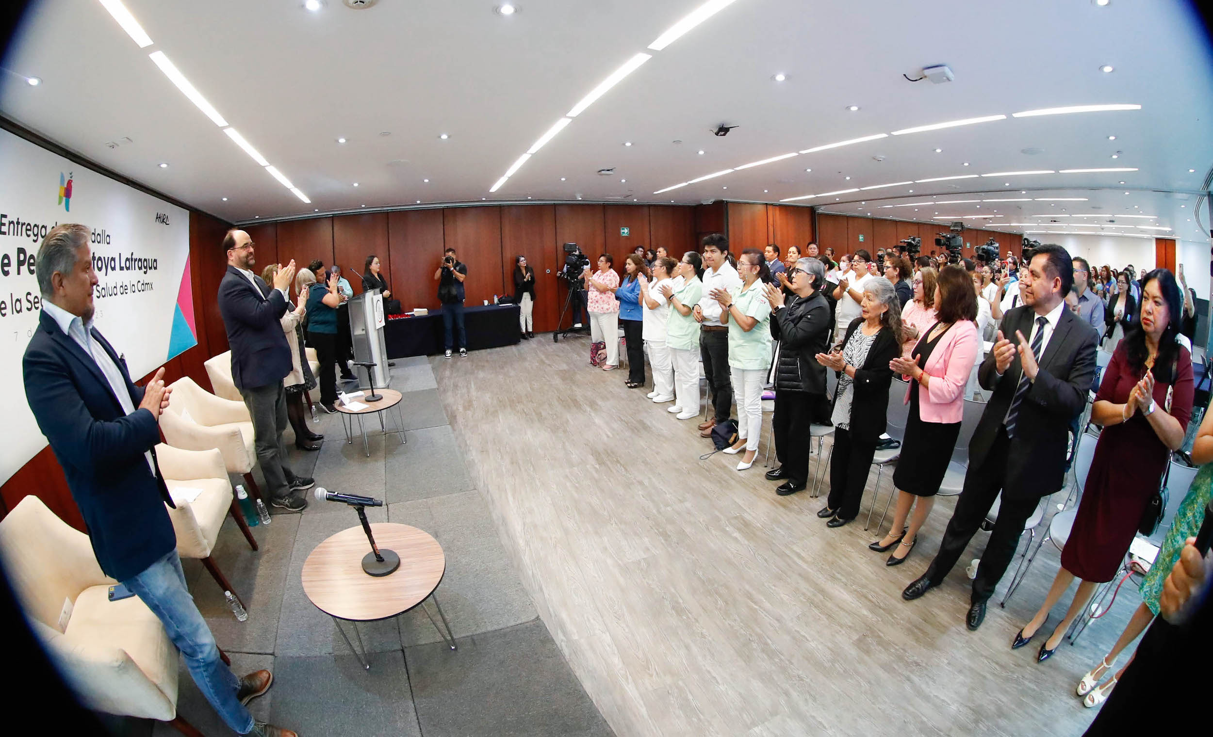 Entrega de medallas a personal meidico de la Ciudad de Meixico-