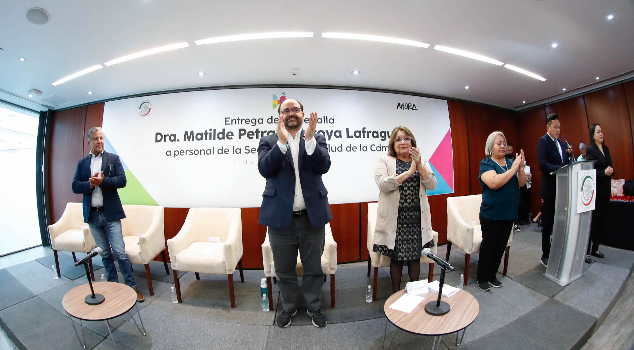 Entrega de medallas a personal meidico de la Ciudad de Meixico-