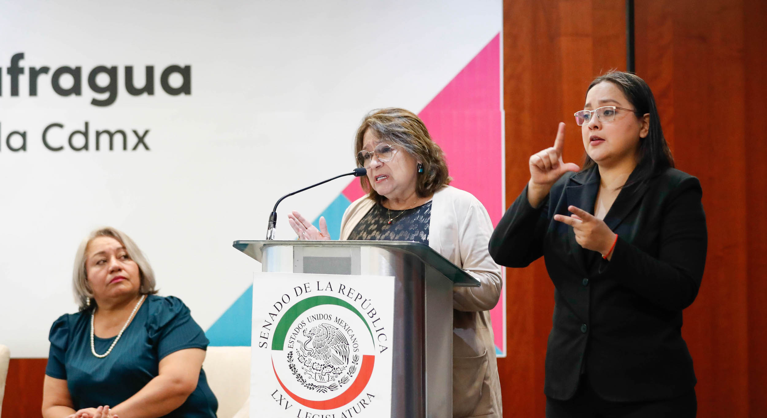 Entrega de medallas a personal meidico de la Ciudad de Meixico-