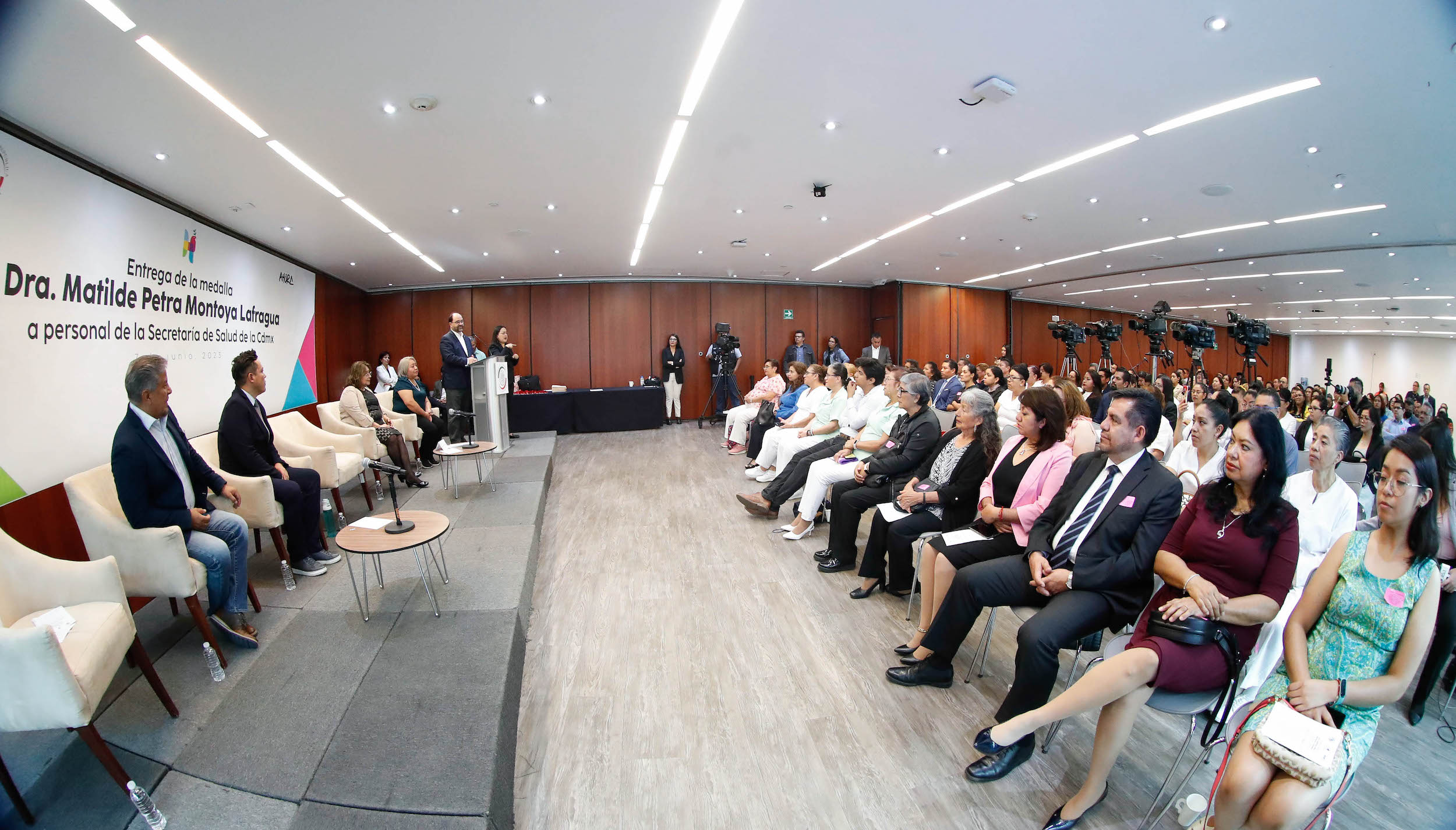 Entrega de medallas a personal meidico de la Ciudad de Meixico-